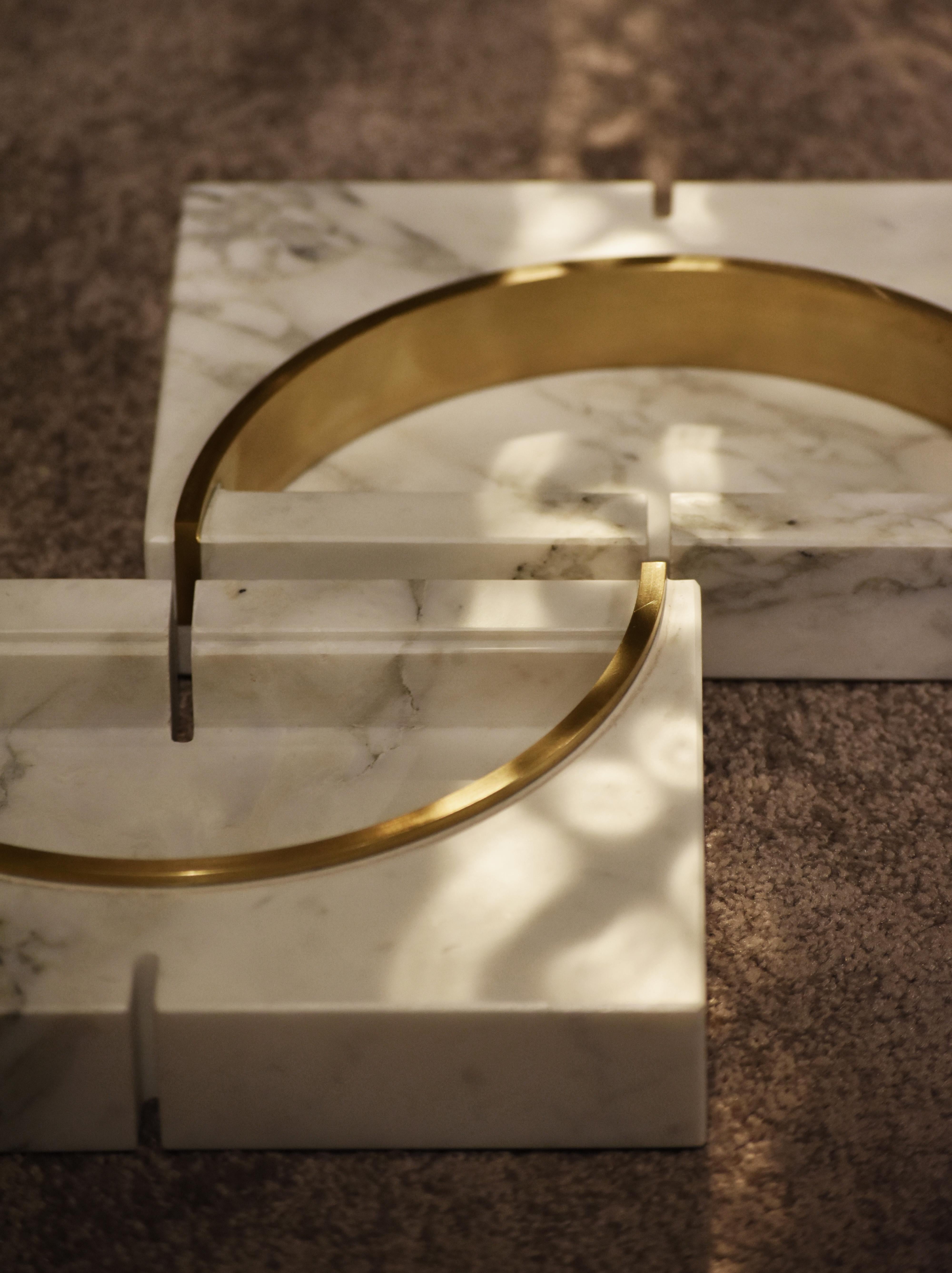 Aureo is the name of this ashtrays or vase in marble and brass detail handmade design in Italy designed by Andrea Bonini.
Scolptural art piece in white carrara marble (avviable in other marbles) with a brass brushed finish metal, can be used for