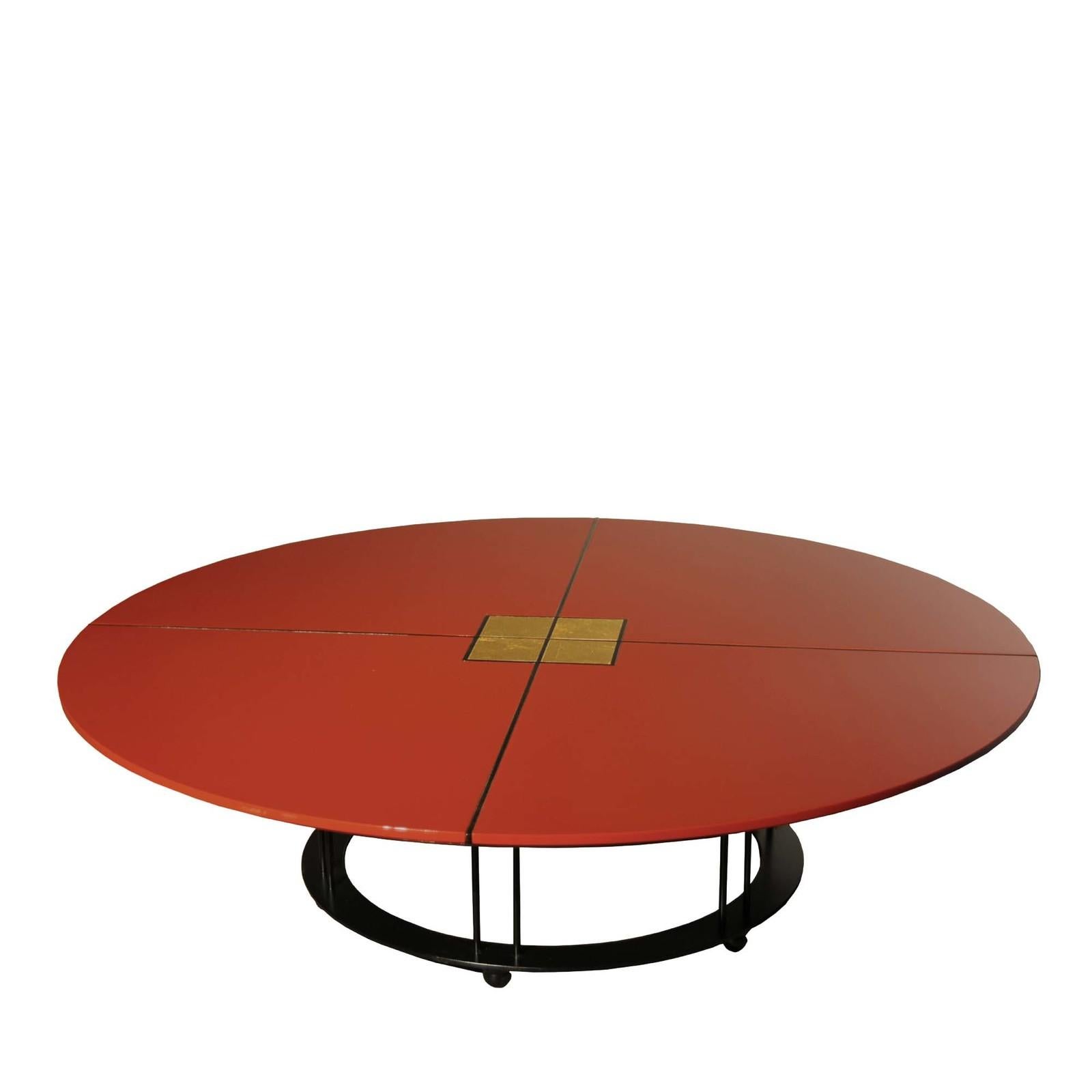 Pleine d'attrait pour le milieu du siècle et le minimalisme, cette table basse présente un profil géométrique avec un plateau en bois laqué en polyuréthane rouge brillant, soutenu par trois courts pieds en colonne ouverte fixés à une base circulaire