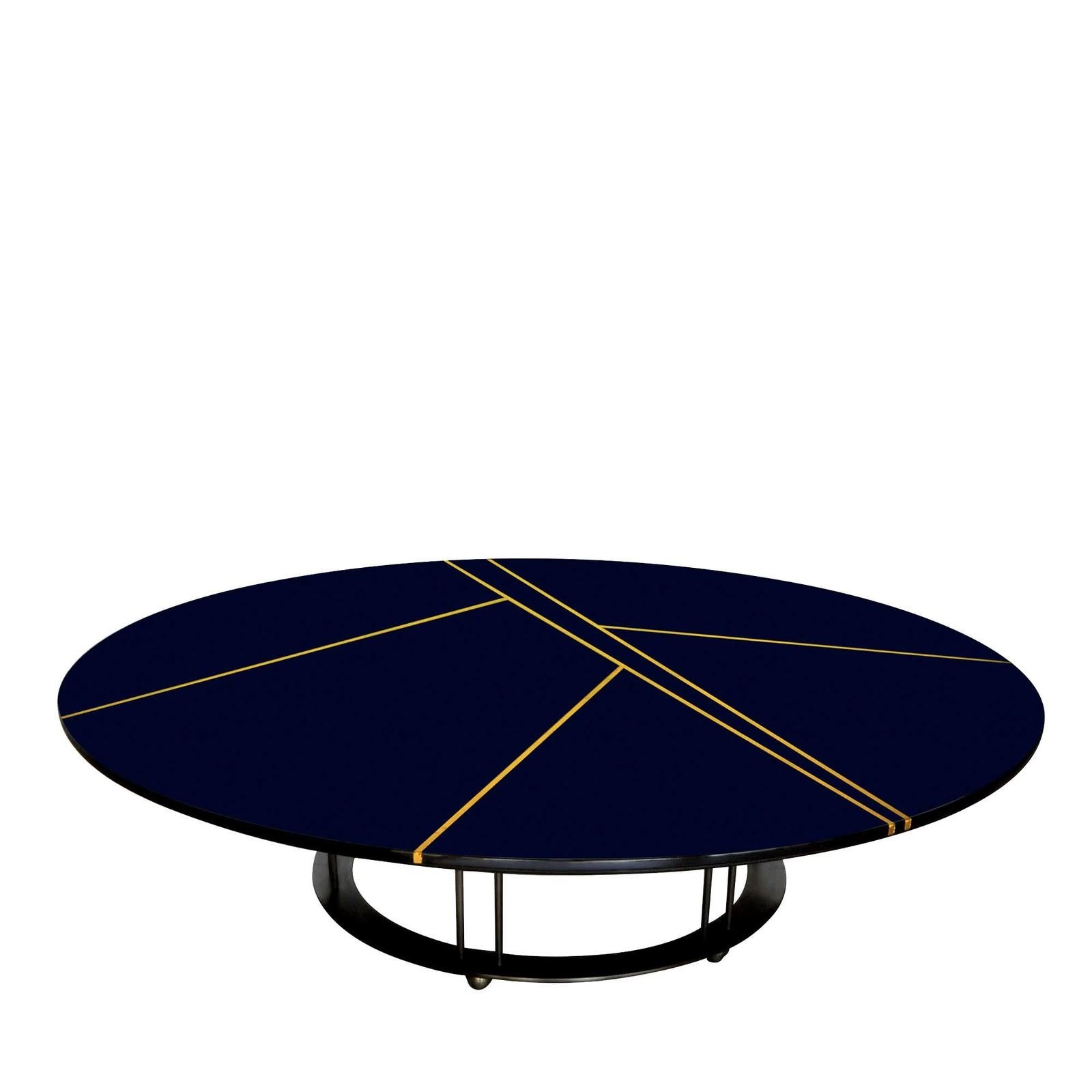 Cette table basse sculpturale sera le point focal de tout intérieur moderne. Le profil bas est défini par des détails minutieux, le plateau rond en bois laqué en polyuréthane à l'encre et contrastant avec le motif linéaire des lattes en feuille