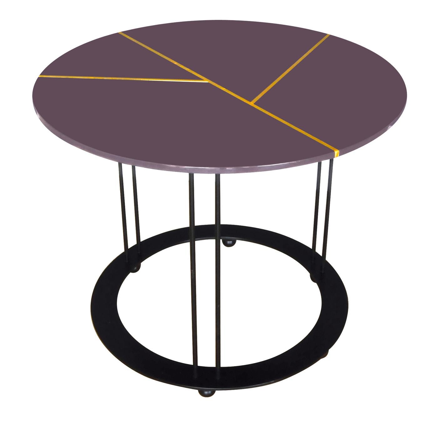 This coffee table exudes strong visual allure in its clean, essential design. A timeless piece, it is composed of a metal base with a matte black powder finish that boasts three pairs of slim legs mounted on a sturdy, ring-shaped base. The wooden