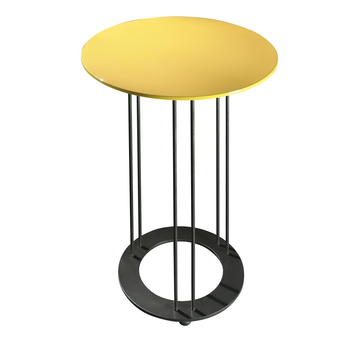 This tall coffee table will be a vivacious addition to a refined decor, enriching it with lively sophistication. Its structure is made of metal with a matte black finish and features three pairs of slim legs held together by a sturdy circular base.