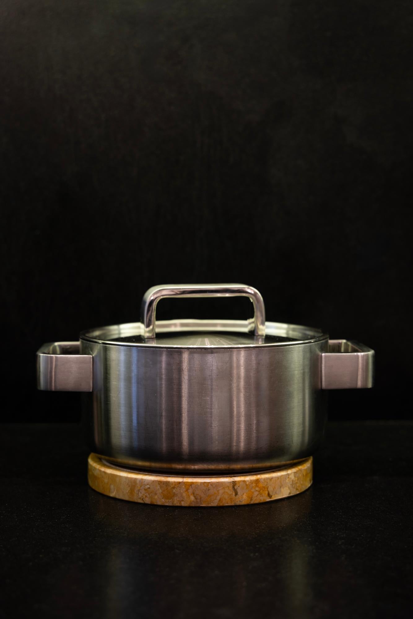 Le dessous de plat en marbre italien Aureus de Rytsola Collections est conçu pour protéger les plateaux de table des ustensiles de cuisine chauds tout en constituant un objet sculptural à part entière. 

Nommé d'après le latin pour 
