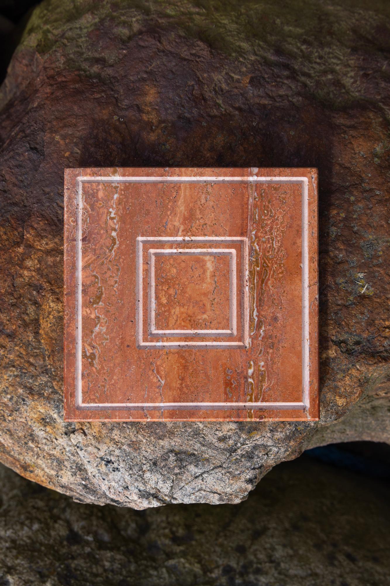Le dessous de plat en marbre italien Aureus de Rytsola Collections est conçu pour protéger les plateaux de table des ustensiles de cuisine chauds tout en constituant un objet sculptural à part entière. 

Nommé d'après le latin pour 
