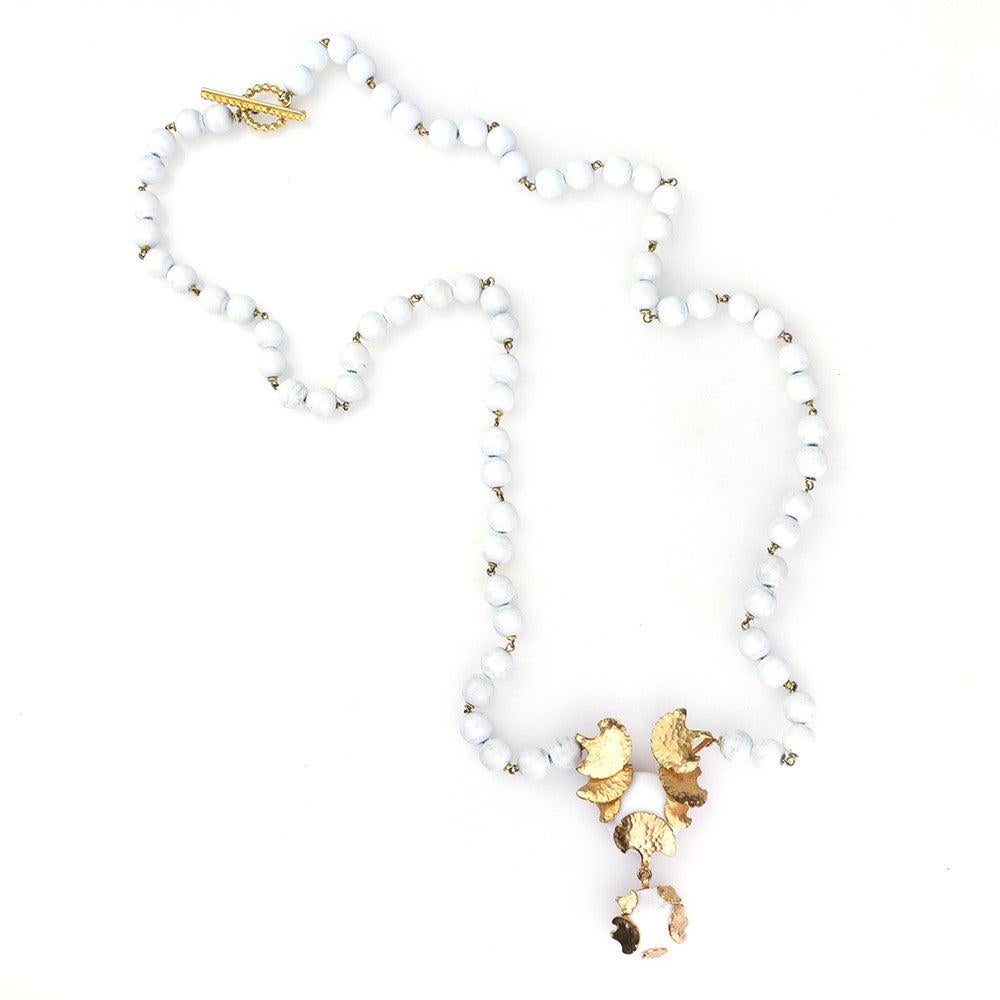 Collier extra-long en perles de céramique blanche. Fermeture à glissière. Pendentif en bronze authentique martelé.  Excellent état.

Informations complémentaires :
Dimensions : Longueur :  46