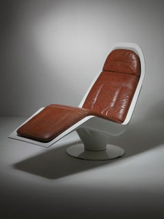 "Auriga" Fiberglass and Leather Chaise Longue  by Richard Neagle for Sormani