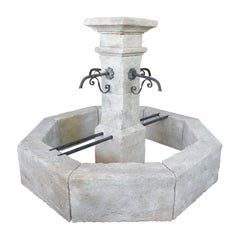 Fontaine centrale octogonale en pierre calcaire française Auriol de Provence