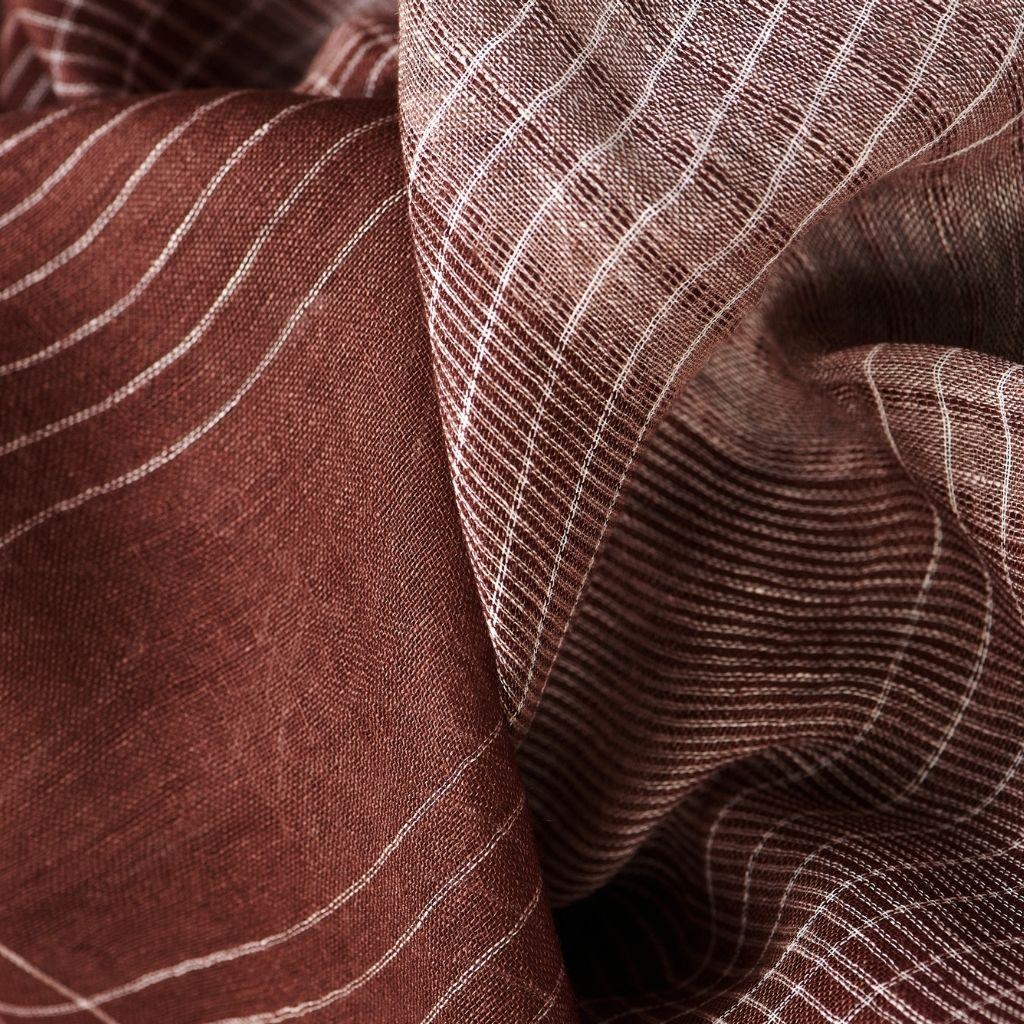 Créé sur mesure par Studio Variously, Auro Cinnabar est un foulard en lin doux et léger. Il est finement tissé à la main par des maîtres artisans au Népal.  

Marque de design durable basée dans le Michigan, Studio Variously collabore exclusivement