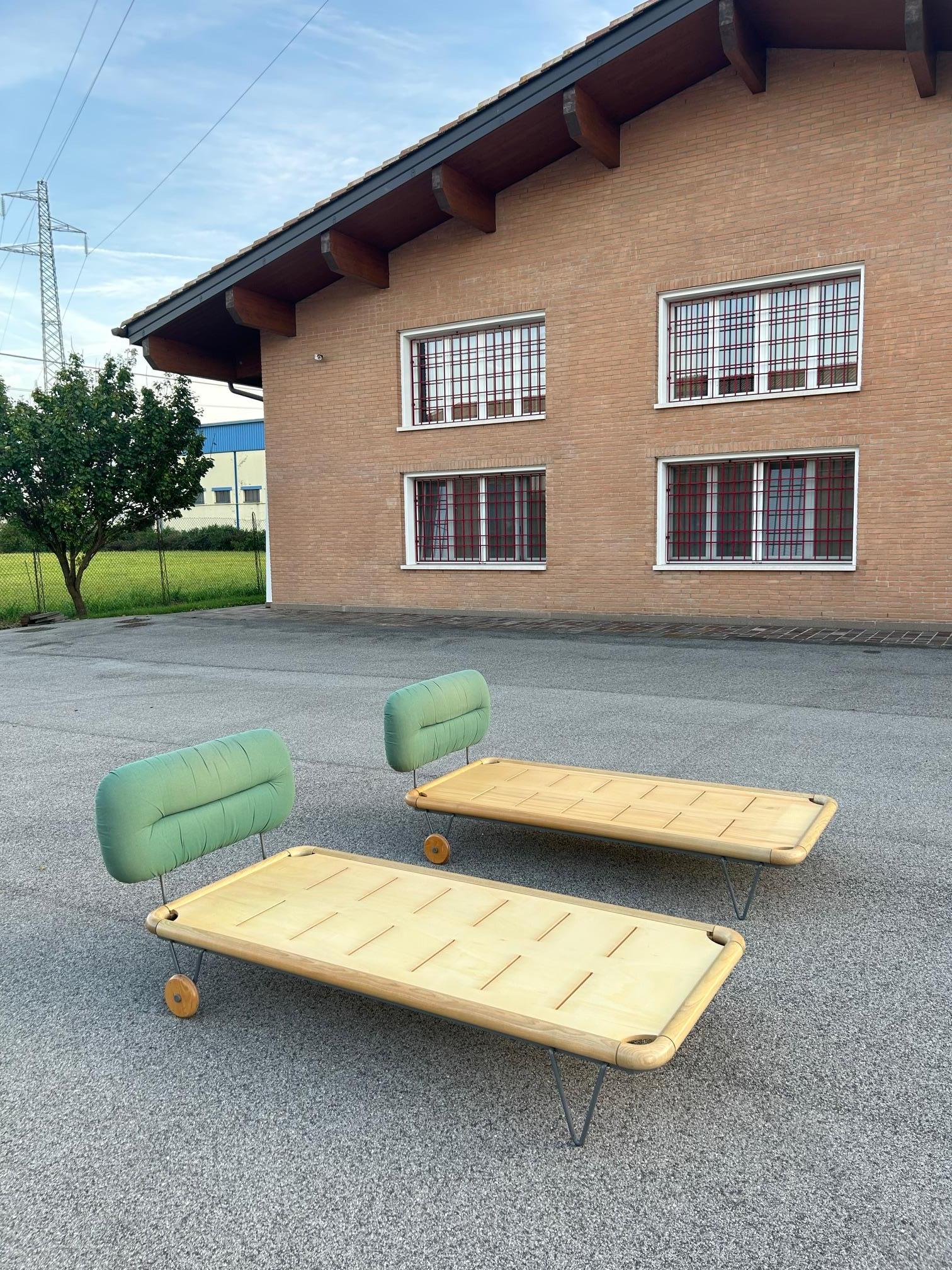 Mid-Century moderno Auro Trivellato pair of single beds on wheels, Italy, 1970s in vendita