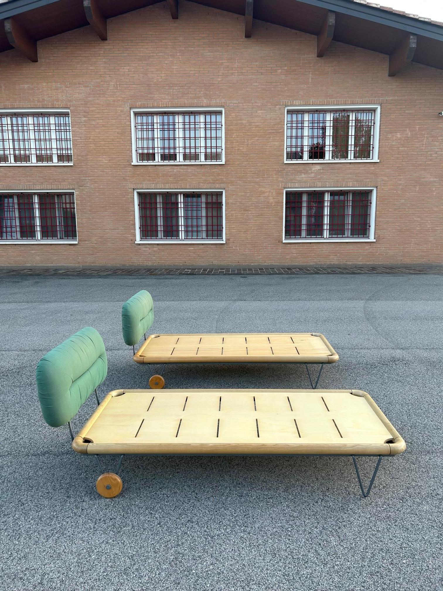 Italian Auro Trivellato pair of single beds on wheels, Italy, 1970s in vendita
