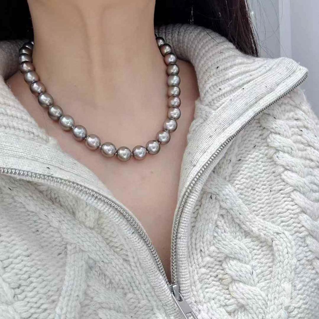 Este Collar de Perlas de Tahití Aurora Gris Platino es una auténtica pieza de coleccionista, que se distingue por su brillo de espejo y su raro tono gris platino. Cada perla es única y radiante, y refleja fascinantes matices iridiscentes que cambian