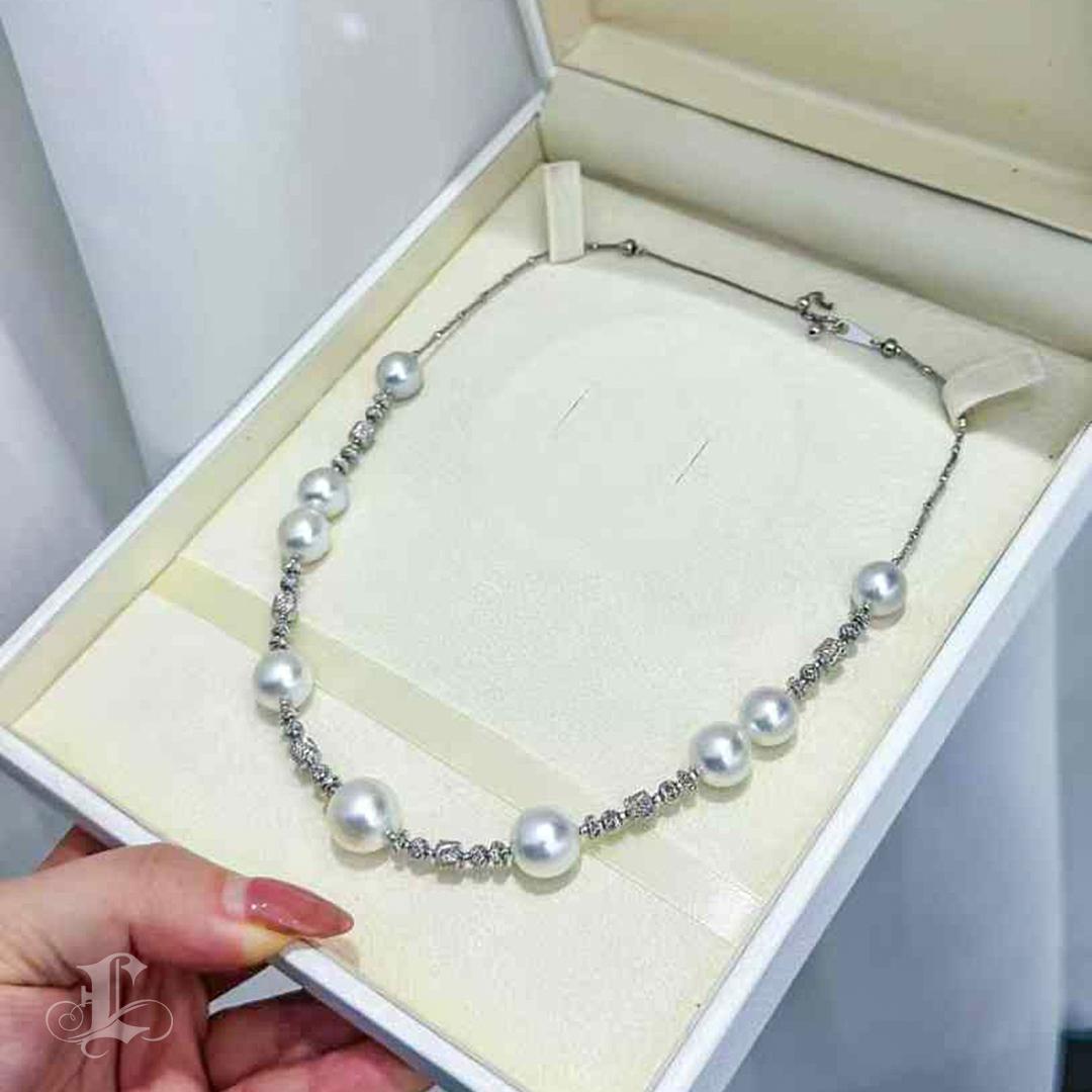 Uncut Elegant 18K White Gold Sculpted Necklace with 10-14mm Aurora South Sea Pearls For Sale