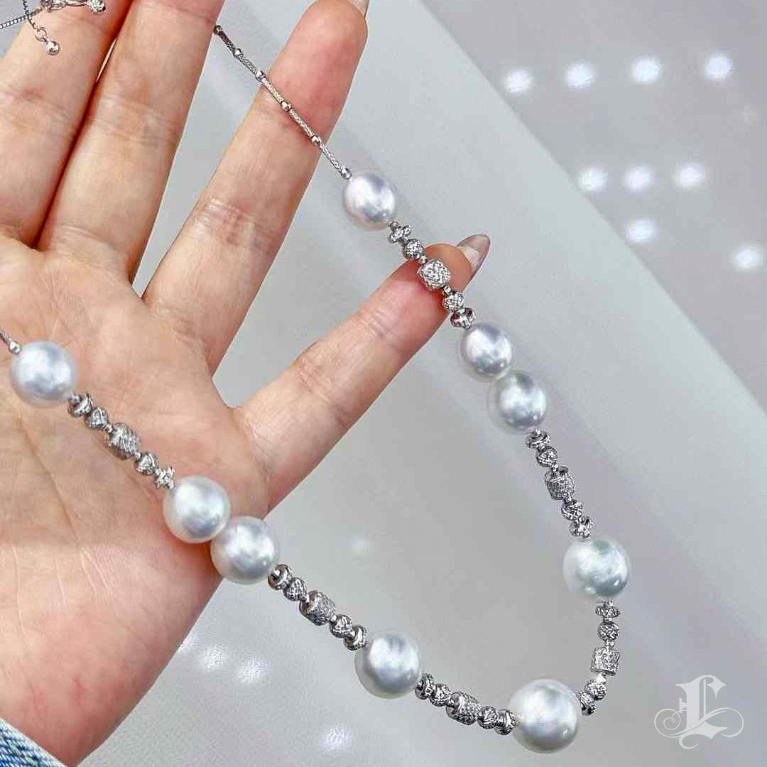 Elegant 18K White Gold Sculpted Necklace with 10-14mm Aurora South Sea Pearls In New Condition For Sale In New York, NY