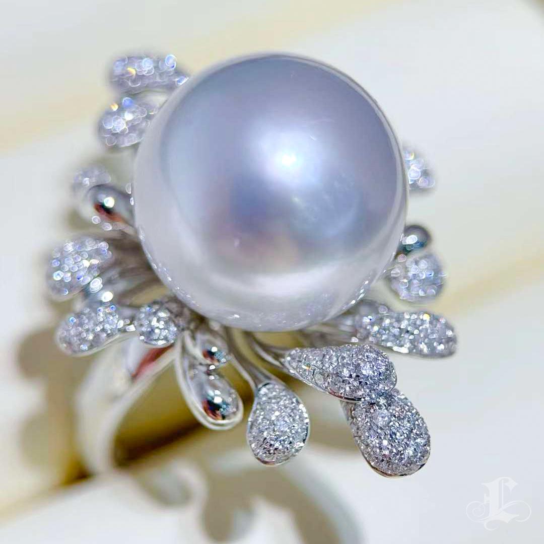 【Lustre Arc】Celestial Splash Aurora South Sea Pearl Diamond Cocktail Ring In New Condition For Sale In New York, NY