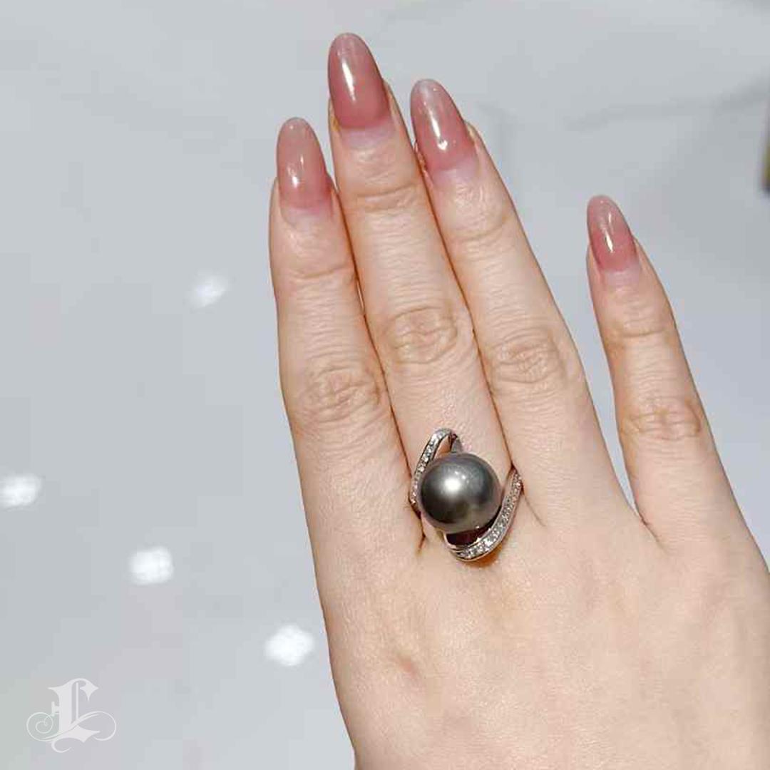 Grezzo Anello con diamanti di platino e perle di Tahiti Aurora con torsione a nastro in vendita