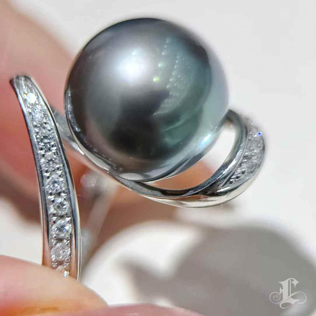 Anello con diamanti di platino e perle di Tahiti Aurora con torsione a nastro In condizioni Nuovo in vendita a New York, NY