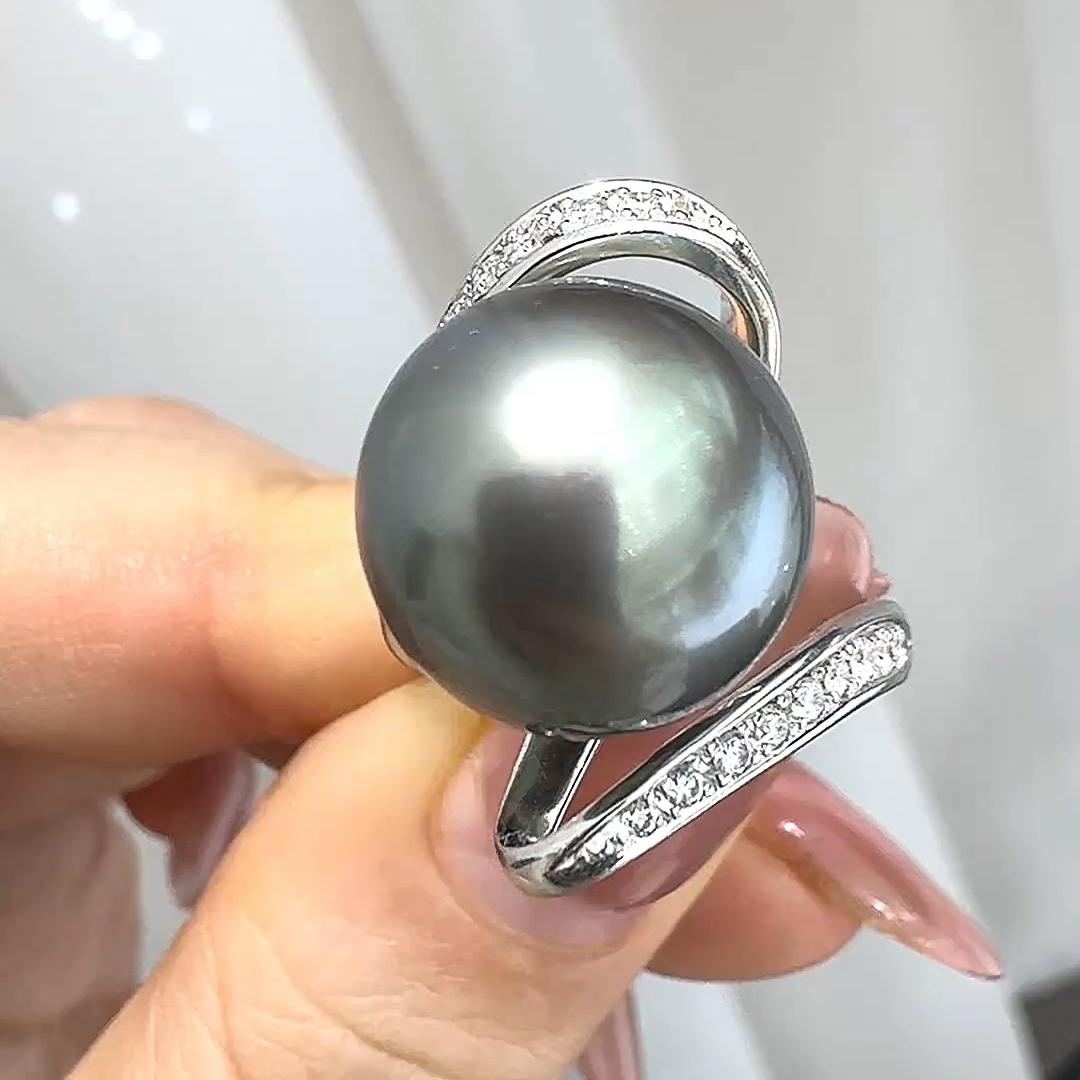Donna Anello con diamanti di platino e perle di Tahiti Aurora con torsione a nastro in vendita