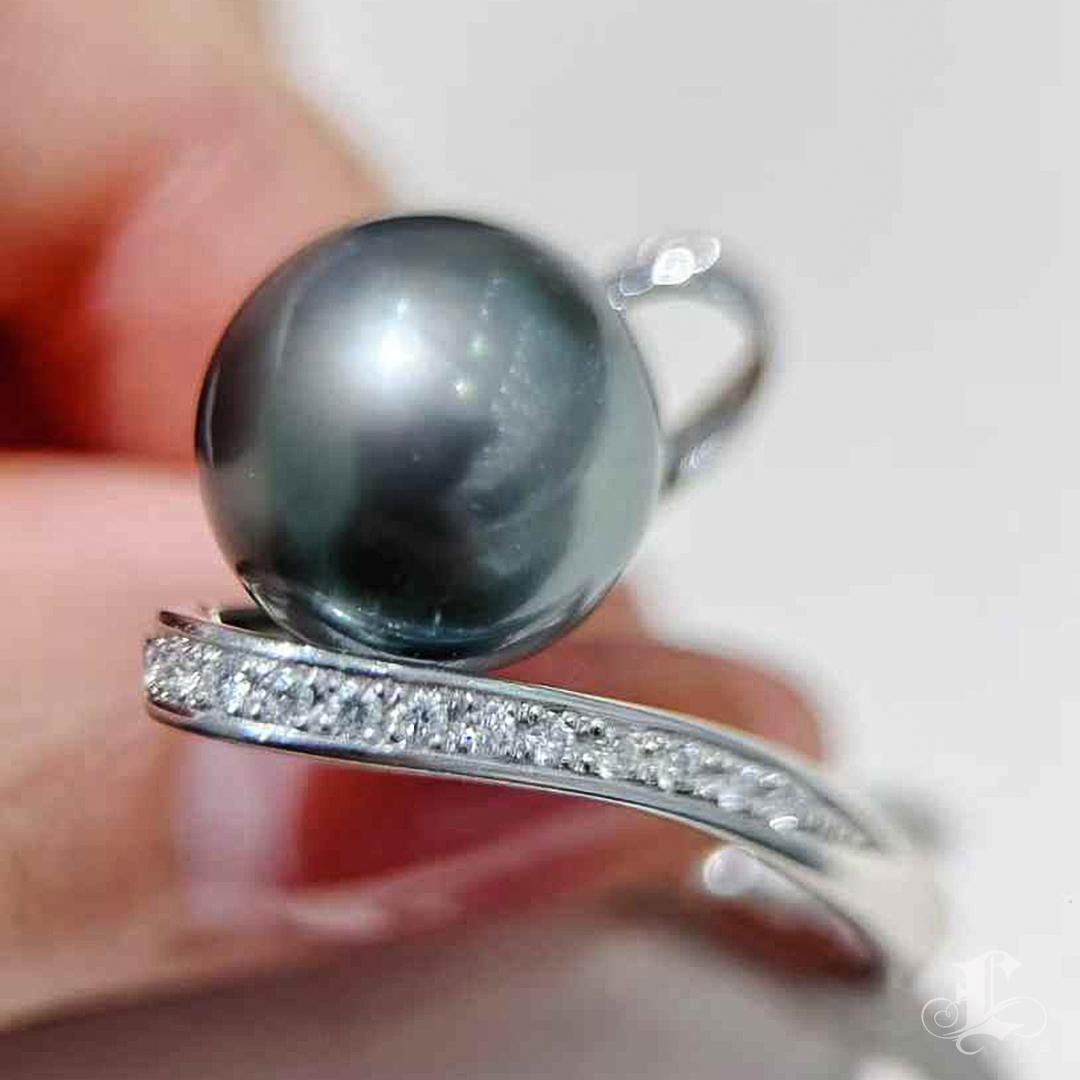 Anello con diamanti di platino e perle di Tahiti Aurora con torsione a nastro in vendita 1