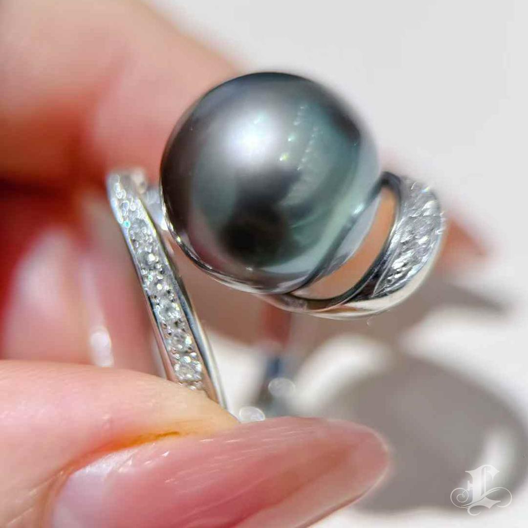 Anello con diamanti di platino e perle di Tahiti Aurora con torsione a nastro in vendita 2