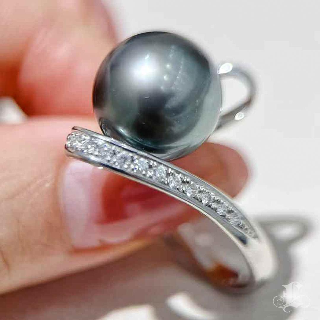 Anello con diamanti di platino e perle di Tahiti Aurora con torsione a nastro in vendita 3