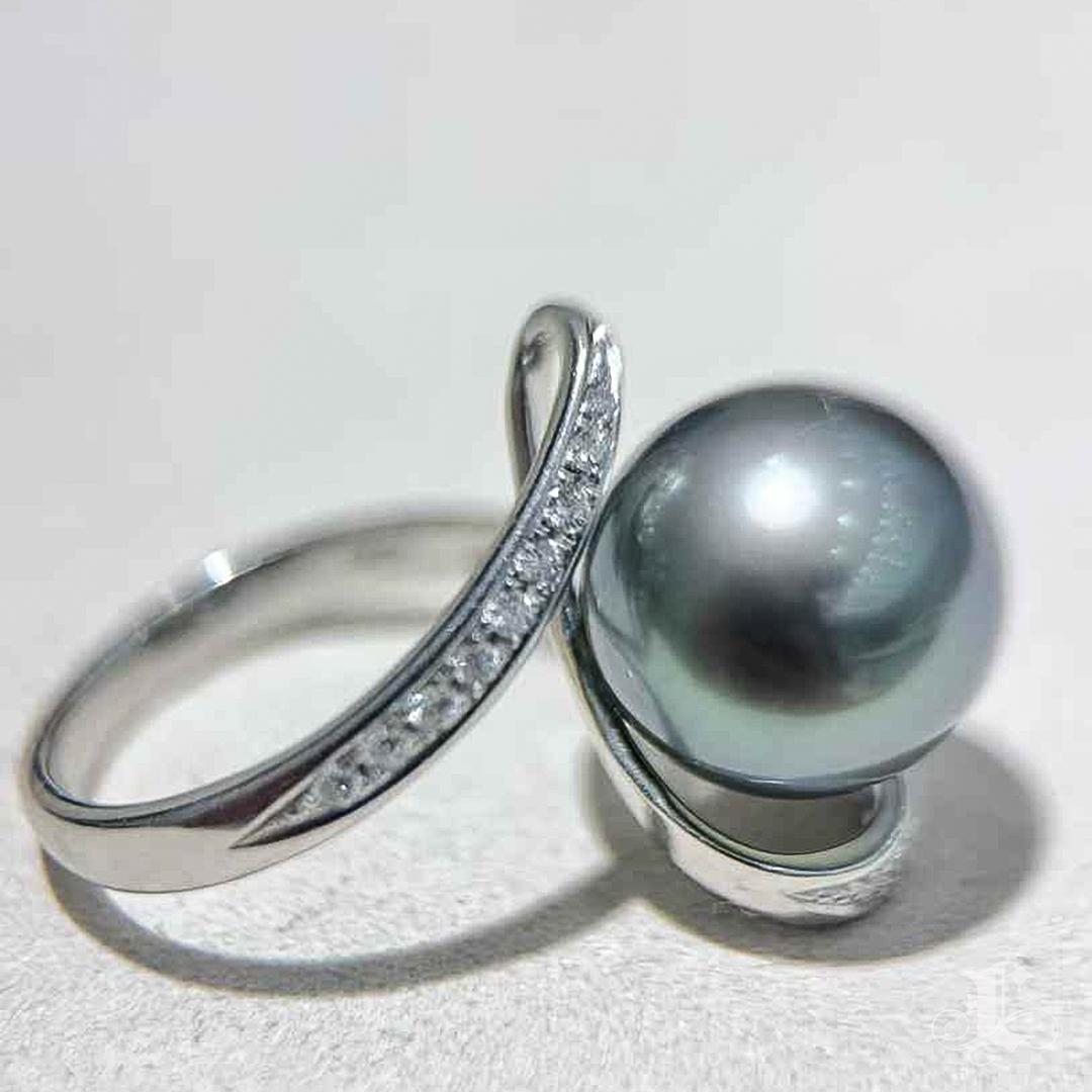 Anello con diamanti di platino e perle di Tahiti Aurora con torsione a nastro in vendita 4