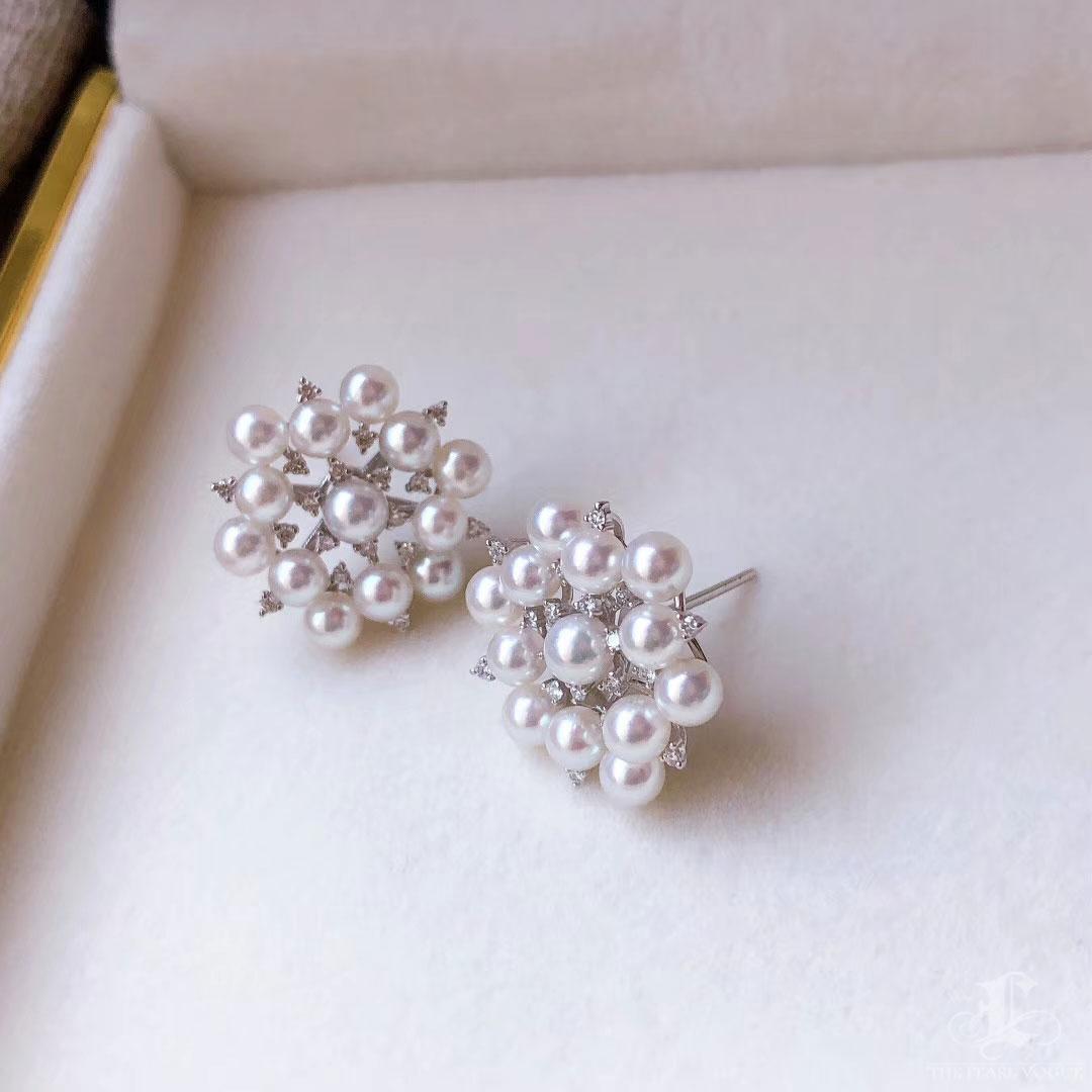 【Crown Radiance】 Orecchini di perle Akoya e diamanti a grappolo con fiocco di neve In condizioni Nuovo in vendita a New York, NY