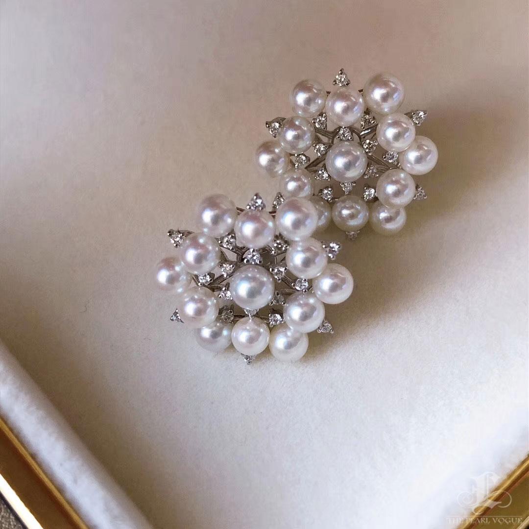 【Crown Radiance】 Orecchini di perle Akoya e diamanti a grappolo con fiocco di neve in vendita 1