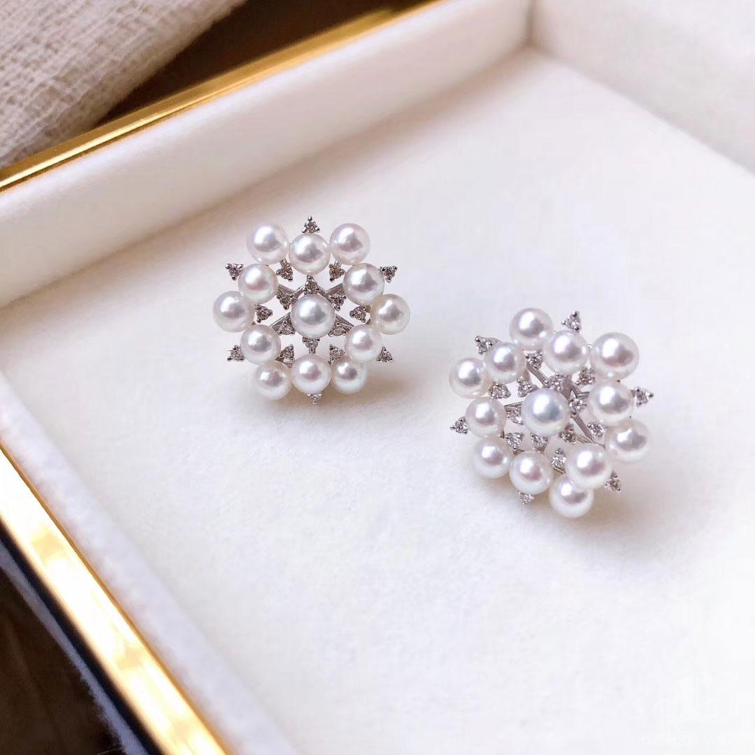 【Crown Radiance】 Orecchini di perle Akoya e diamanti a grappolo con fiocco di neve in vendita 2