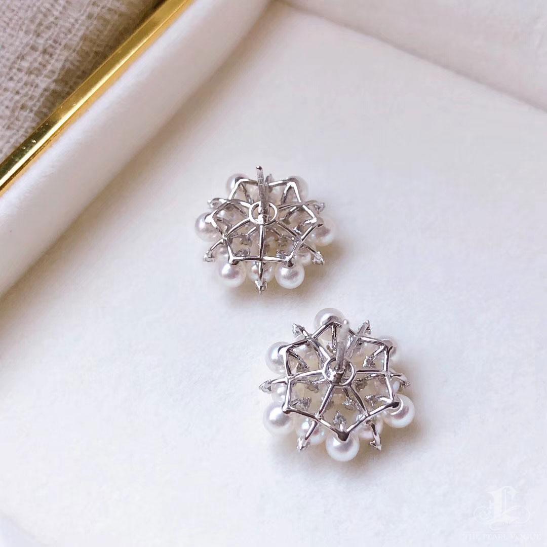 【Crown Radiance】 Orecchini di perle Akoya e diamanti a grappolo con fiocco di neve in vendita 3