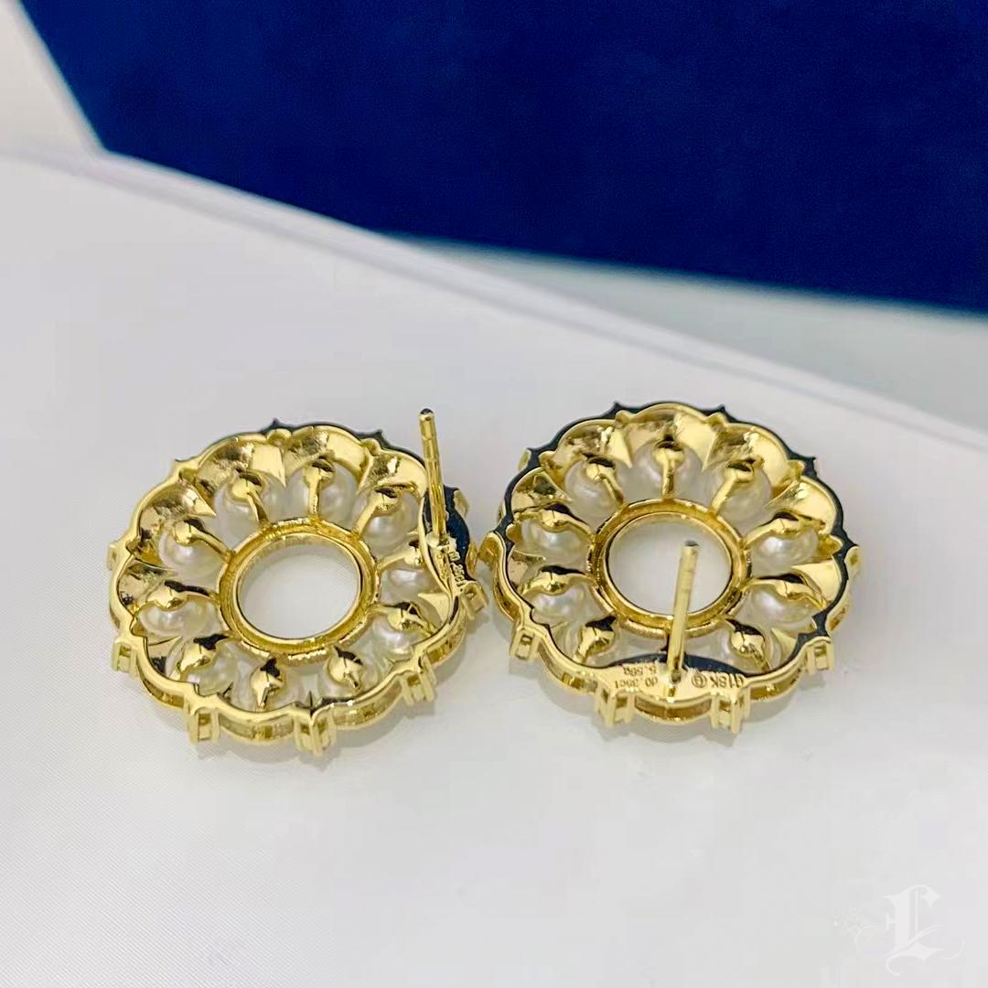 【Crown Radiance】Brushed Gold Bloom Aurora Akoya Pearl & Diamond Earrings For Sale 3