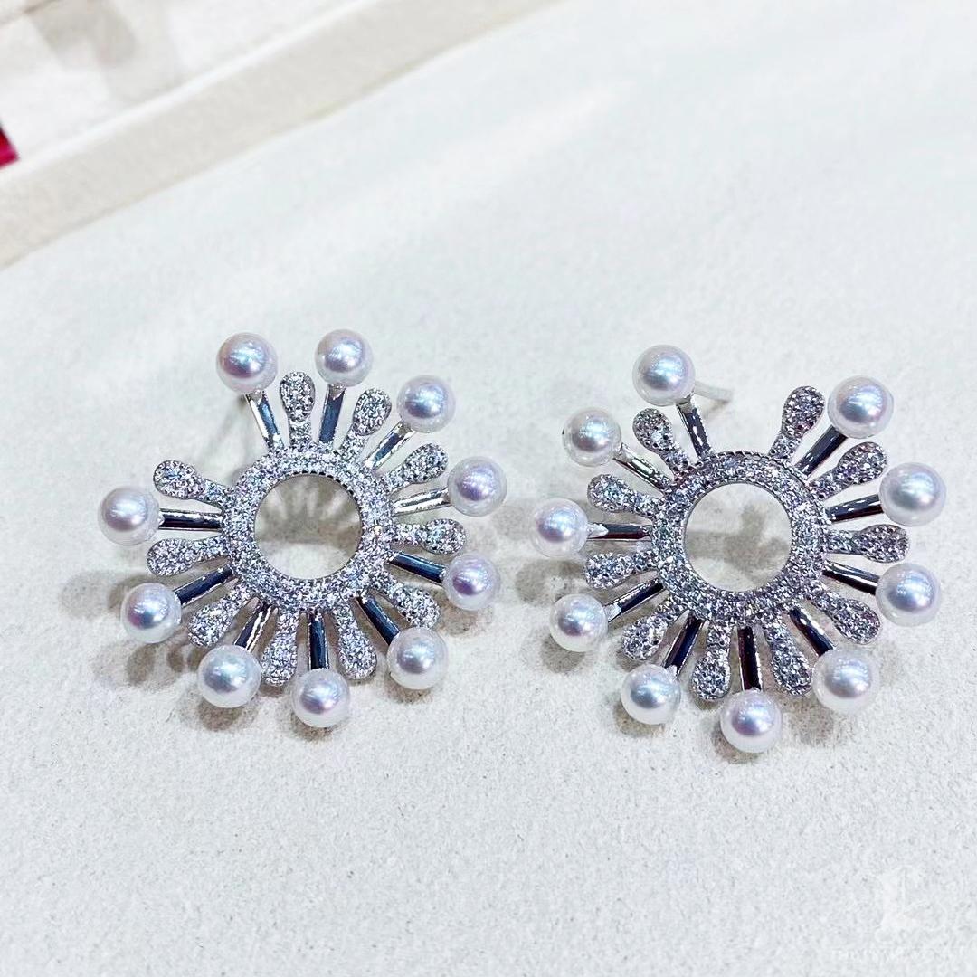 Geformte Geometrie】Sunburst Aurora Baby Akoya Perle & Diamant Statement-Ohrringe im Zustand „Neu“ im Angebot in New York, NY