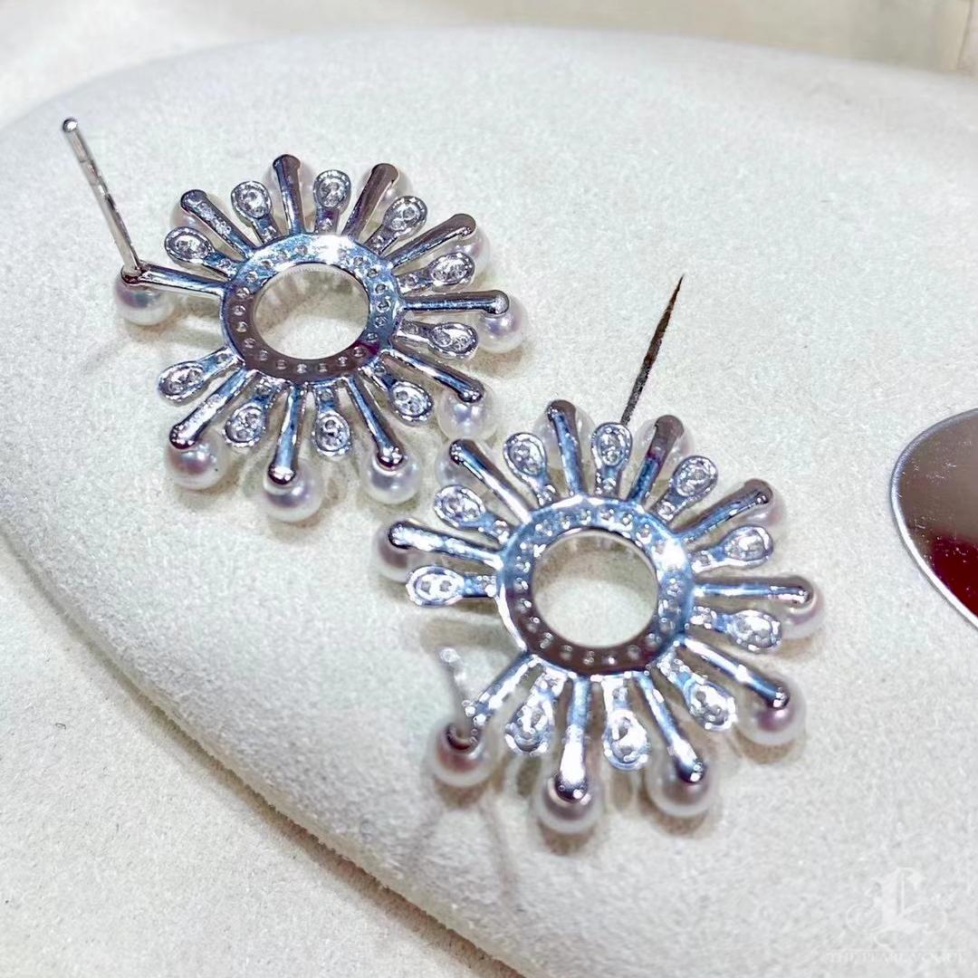 Geformte Geometrie】Sunburst Aurora Baby Akoya Perle & Diamant Statement-Ohrringe im Angebot 3