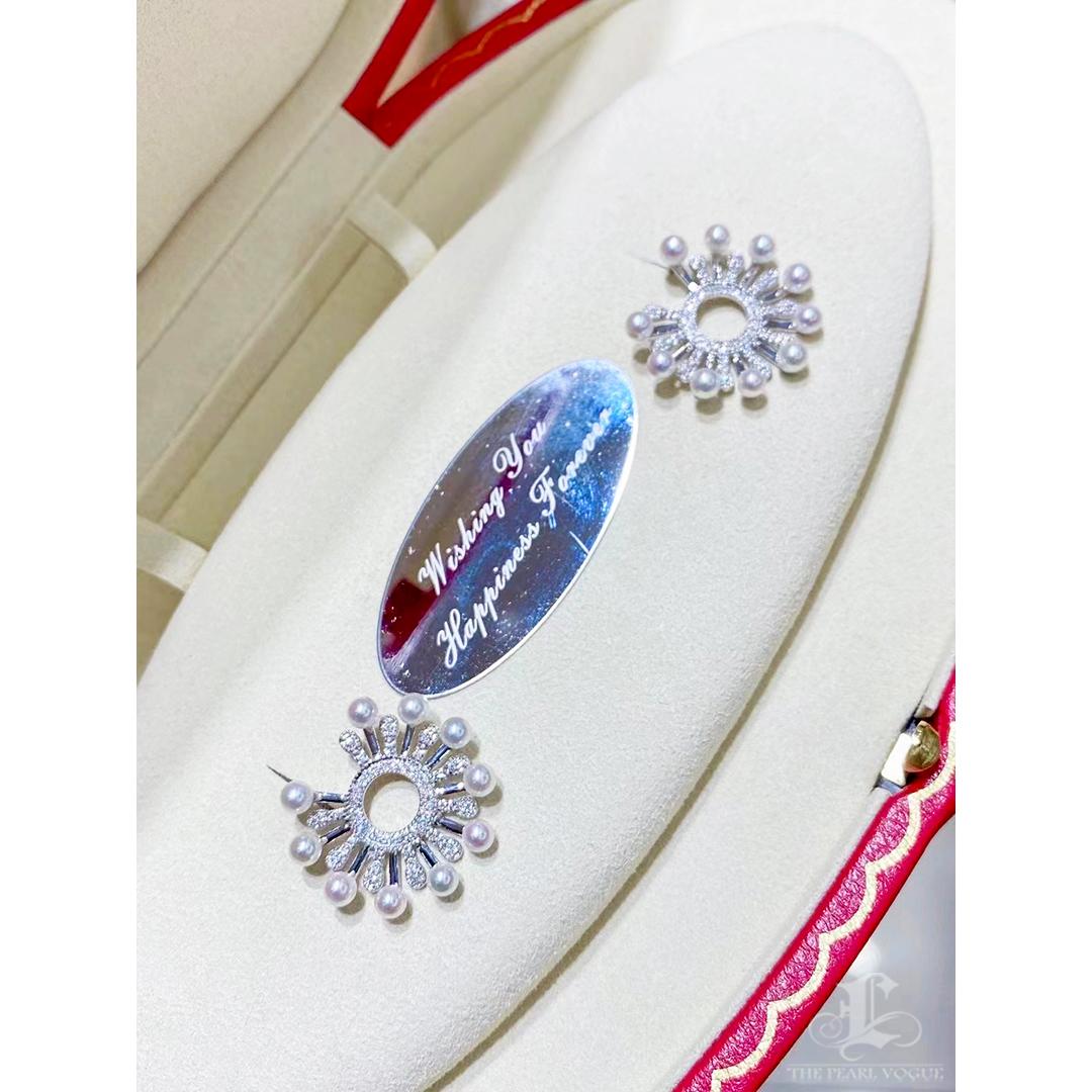 Geformte Geometrie】Sunburst Aurora Baby Akoya Perle & Diamant Statement-Ohrringe im Angebot 1
