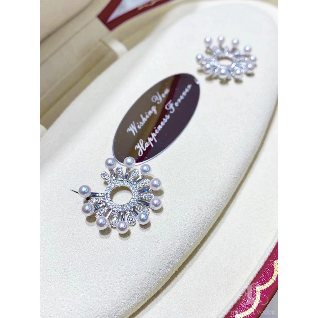 Geformte Geometrie】Sunburst Aurora Baby Akoya Perle & Diamant Statement-Ohrringe Damen im Angebot