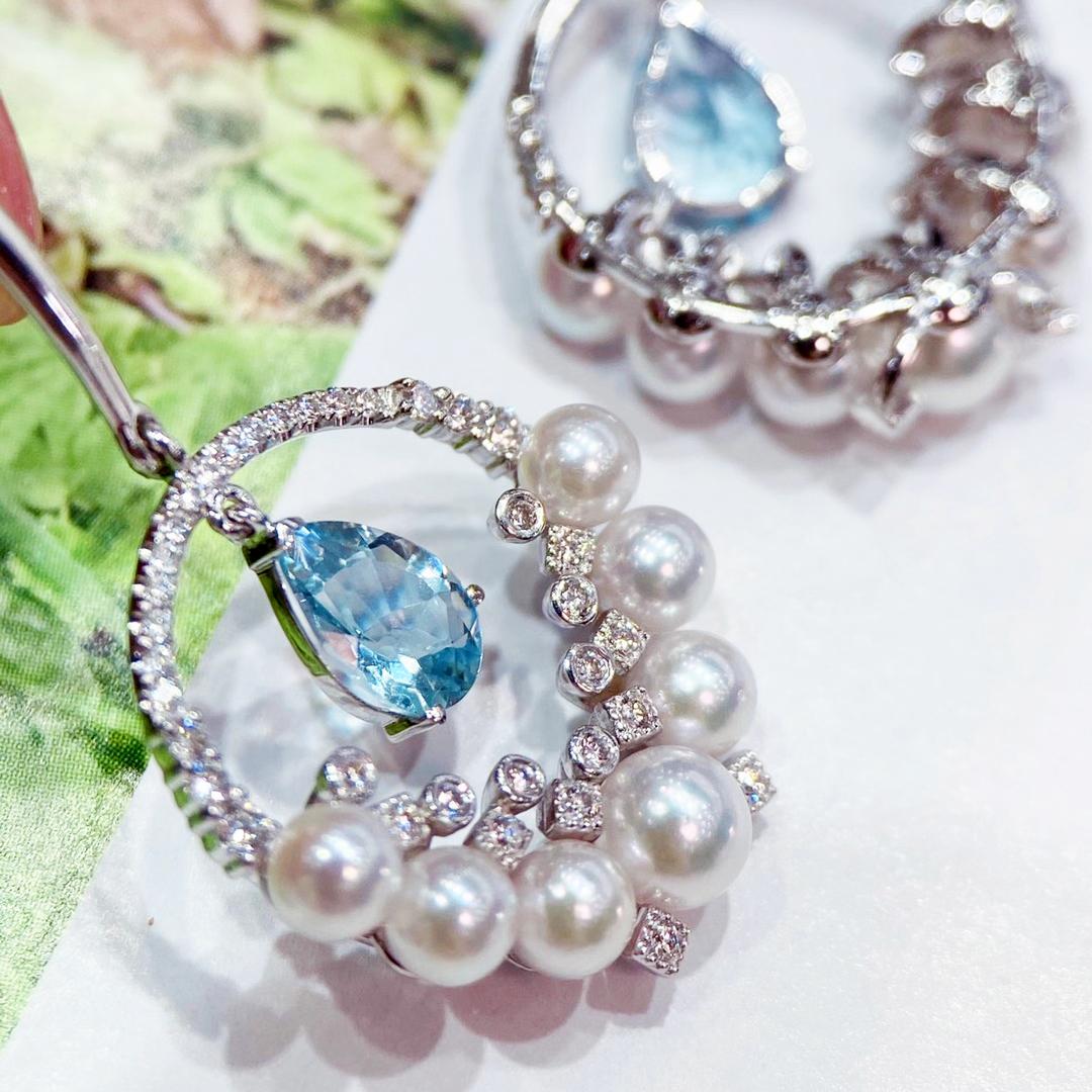 【Lustre Arc】Peacock Plume Aquamarin & Aurora Akoya Perlen Abend Ohrringe im Zustand „Neu“ im Angebot in New York, NY