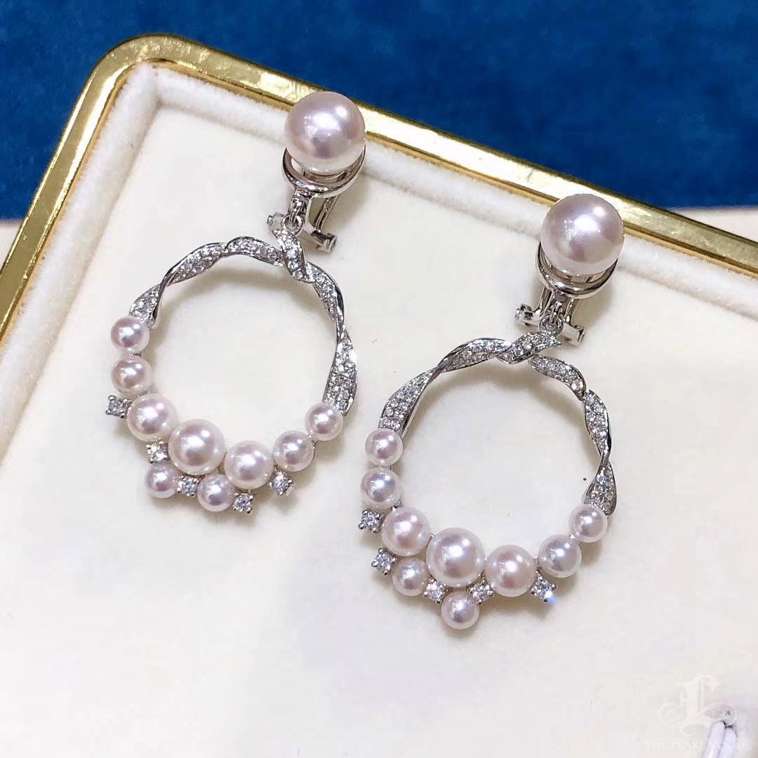 【Pendientes de diamantes de oro de 18 quilates Aurora Akoya Perla de Arco】Ribbon Hoop en Nuevo estado para la venta en New York, NY