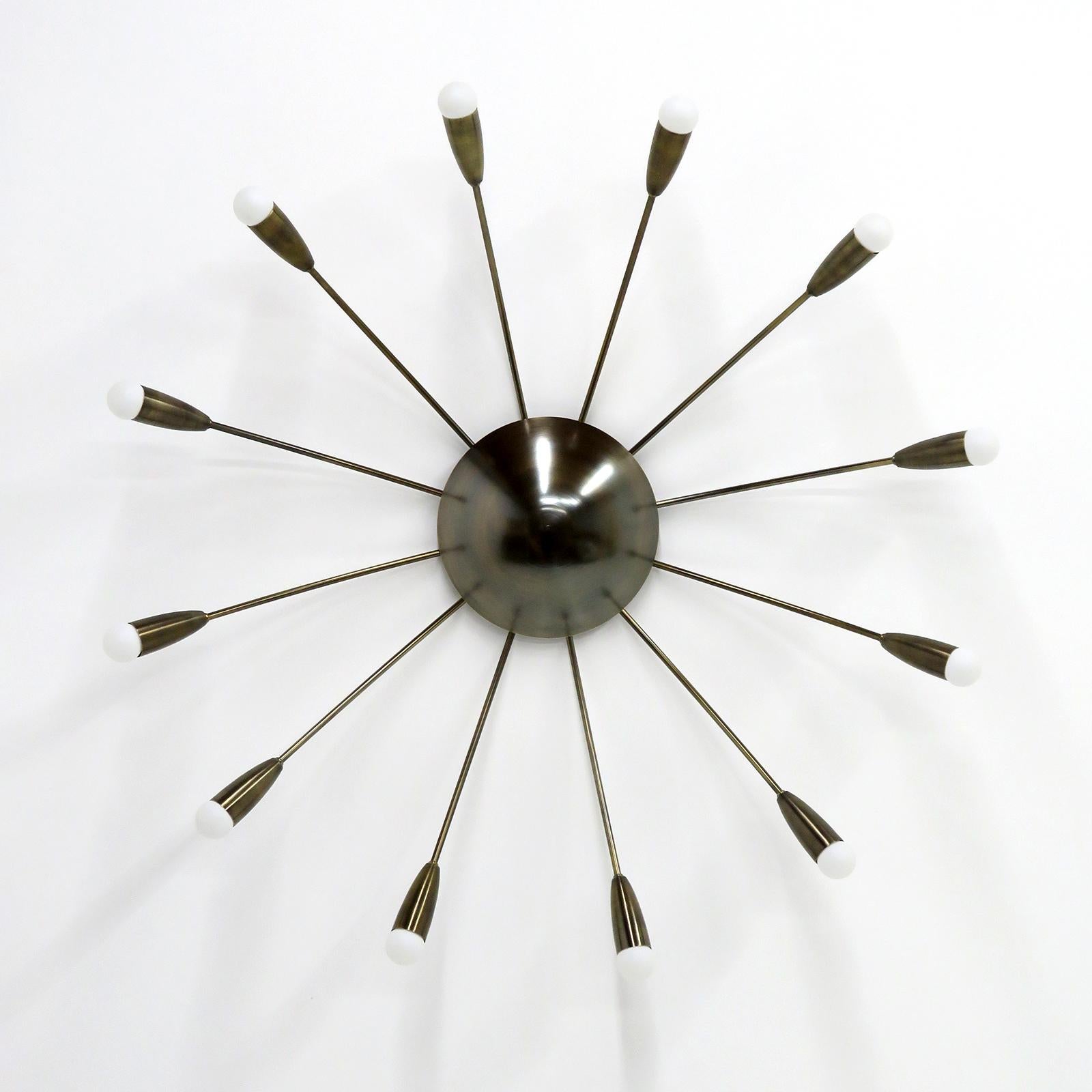 Élégante applique ou plafonnier à douze lumières Aurora/One en laiton vieilli, conçue par Gallery L7, fabriquée et finie à la main à Los Angeles en laiton américain. Douze douilles E12 par luminaire, puissance maximale de 25 watts chacune ou
