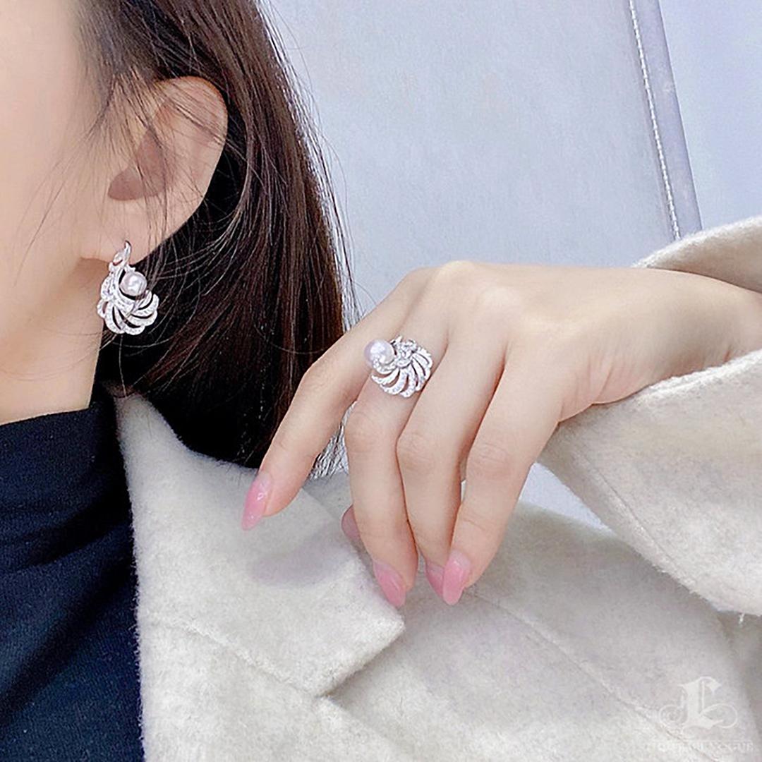 【Vine Symphony】Feathered Grace - Aurora Akoya Pearl Diamond Cocktail Ring For Sale 3
