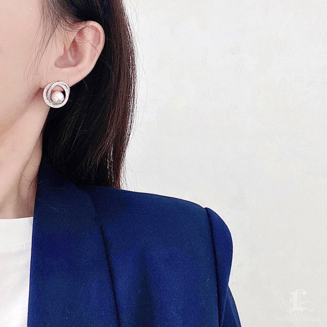【Sculpted Geometry】Aurora Orbit Akoya Pearl & Baguette Diamond Earrings In New Condition For Sale In New York, NY