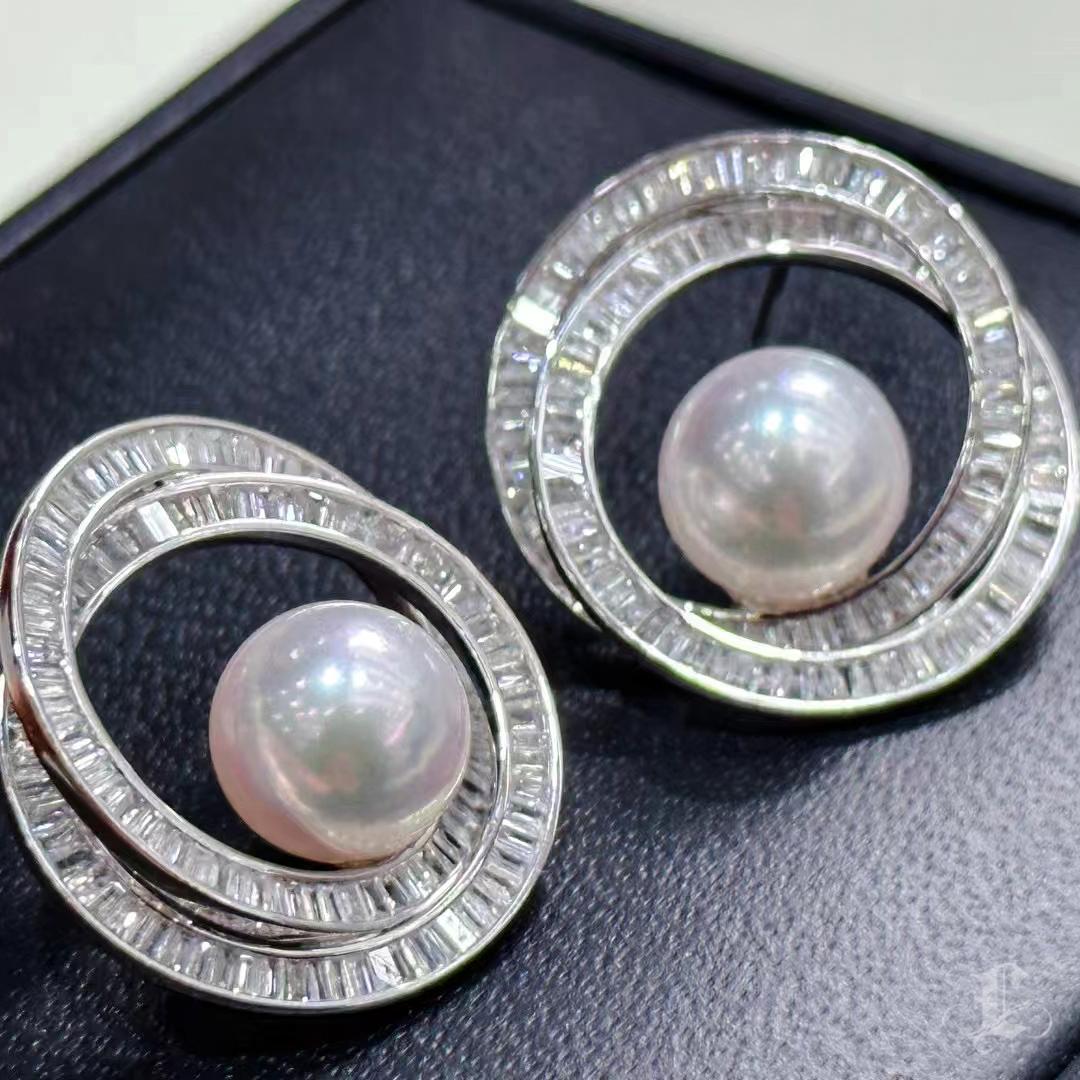 Women's 【Sculpted Geometry】Aurora Orbit Akoya Pearl & Baguette Diamond Earrings For Sale