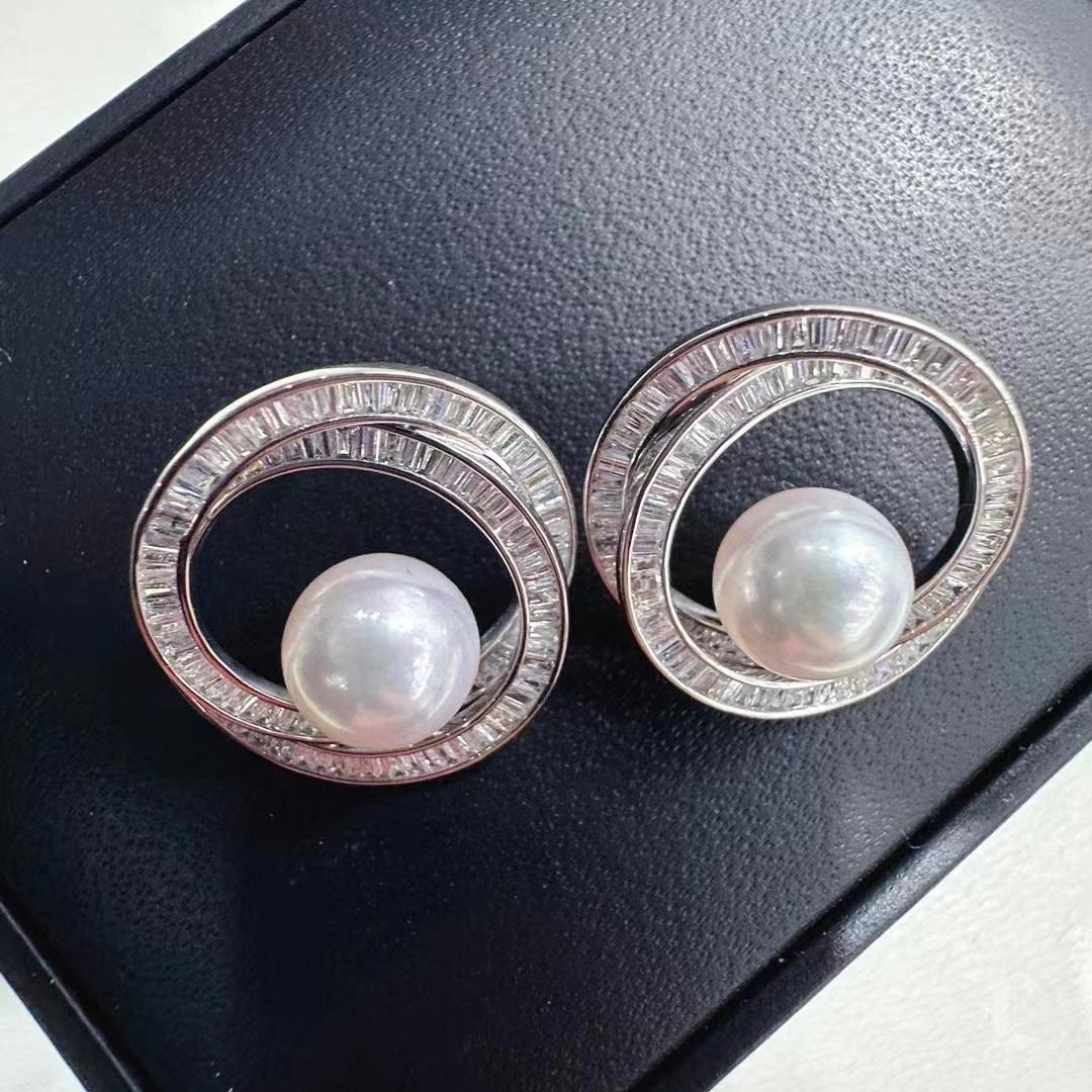 【Sculpted Geometry】Aurora Orbit Akoya Pearl & Baguette Diamond Earrings For Sale 3