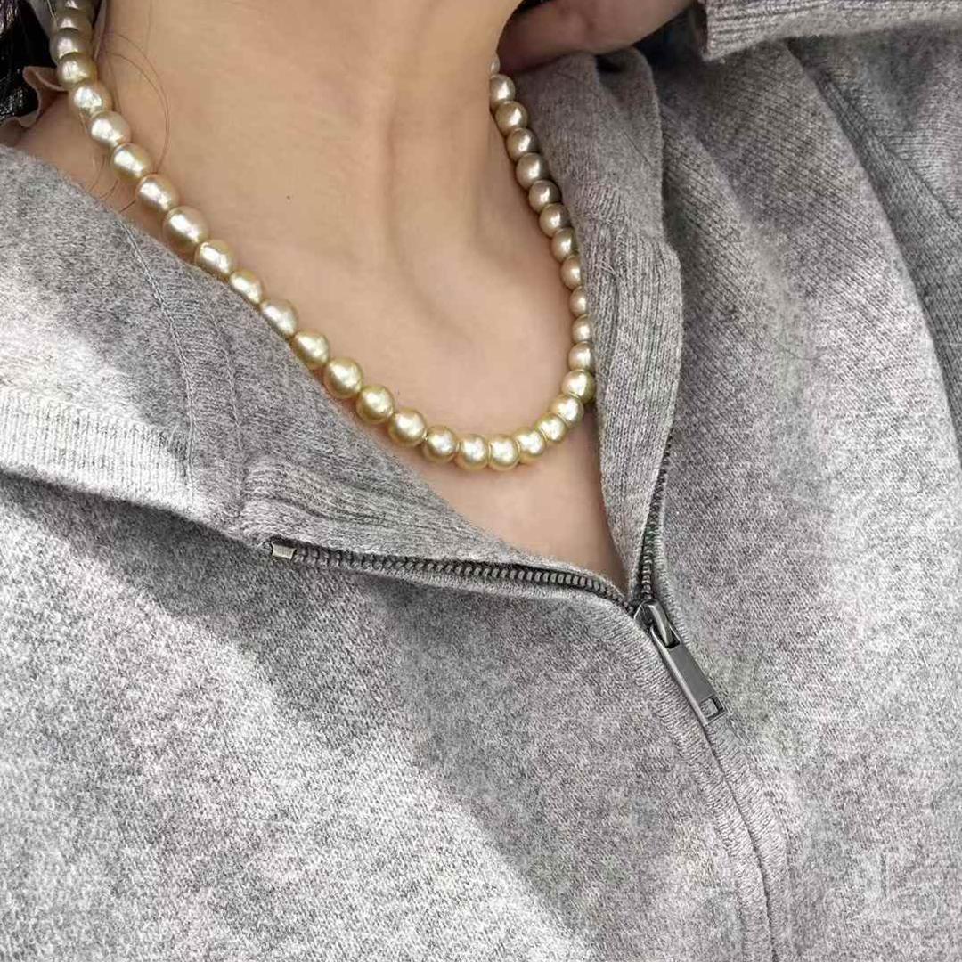 This breathtaking Aurora South Sea Ombre Pearl Necklace is a masterpiece of nature’s beauty and expert craftsmanship. Featuring a perfectly round shape, radiant aurora-like overtones, and a mesmerizing ombre gradient from soft creamy whites to warm