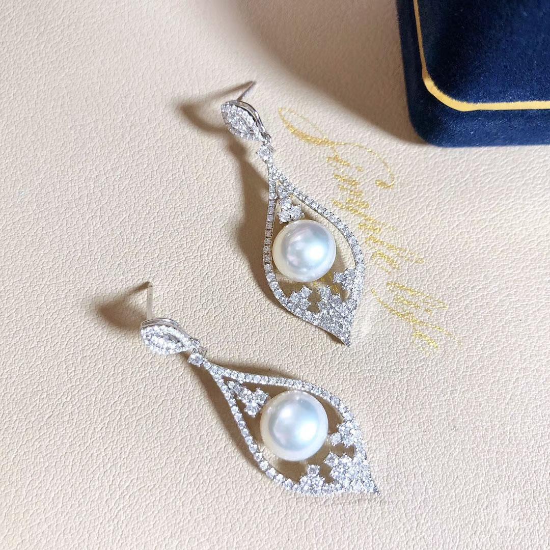 Crown Radiance】Aurora Teardrop Aurora Akoya Perlen & Diamant Ohrringe im Zustand „Neu“ im Angebot in New York, NY