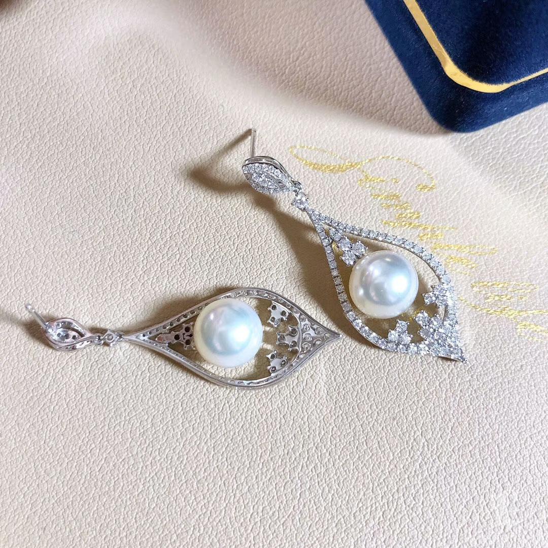 Crown Radiance】Aurora Teardrop Aurora Akoya Perlen & Diamant Ohrringe im Angebot 3