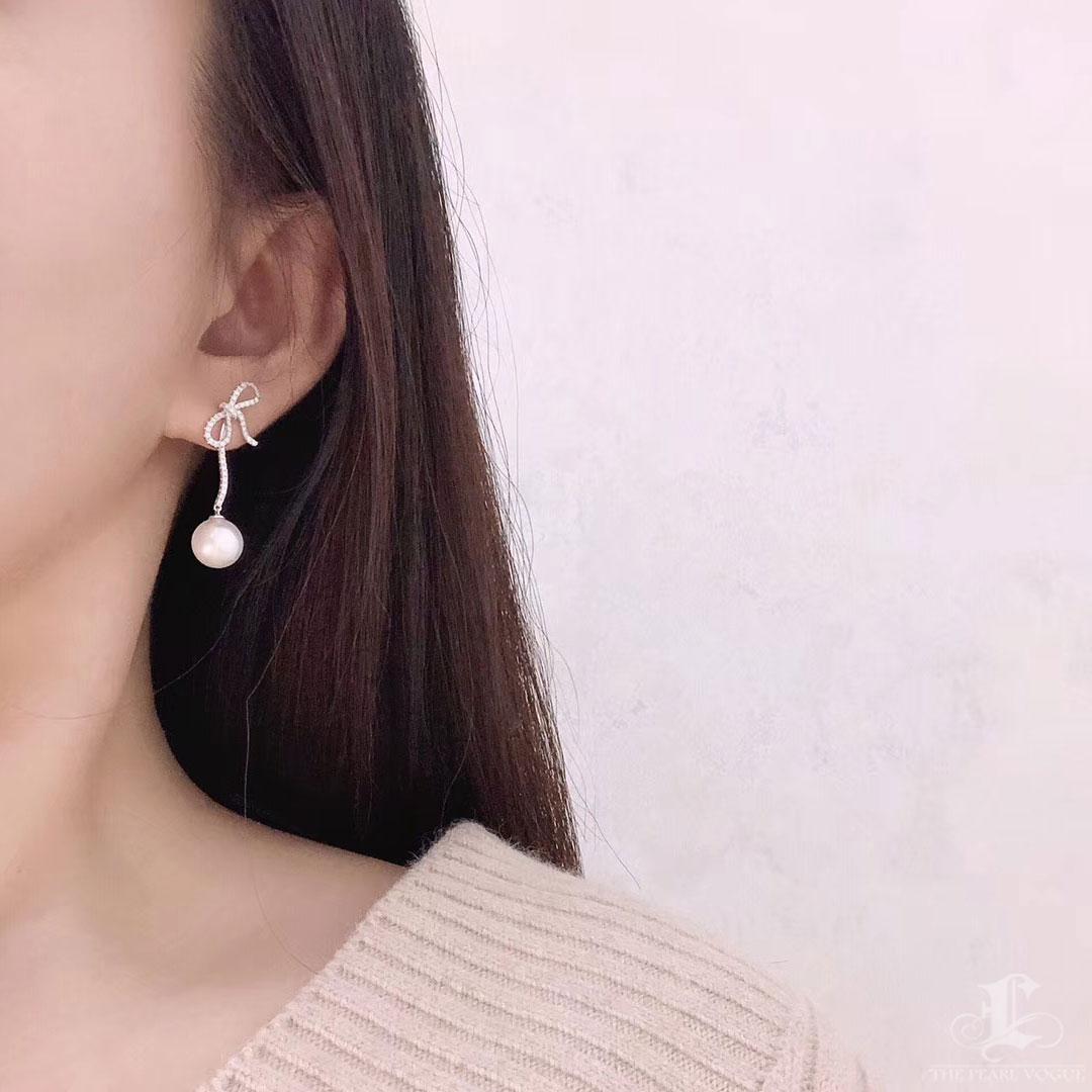 Geformte Geometrie】Sleek Bogen Aurora Akoya Perle Diamant Tropfen Ohrringe (Ungeschliffen) im Angebot