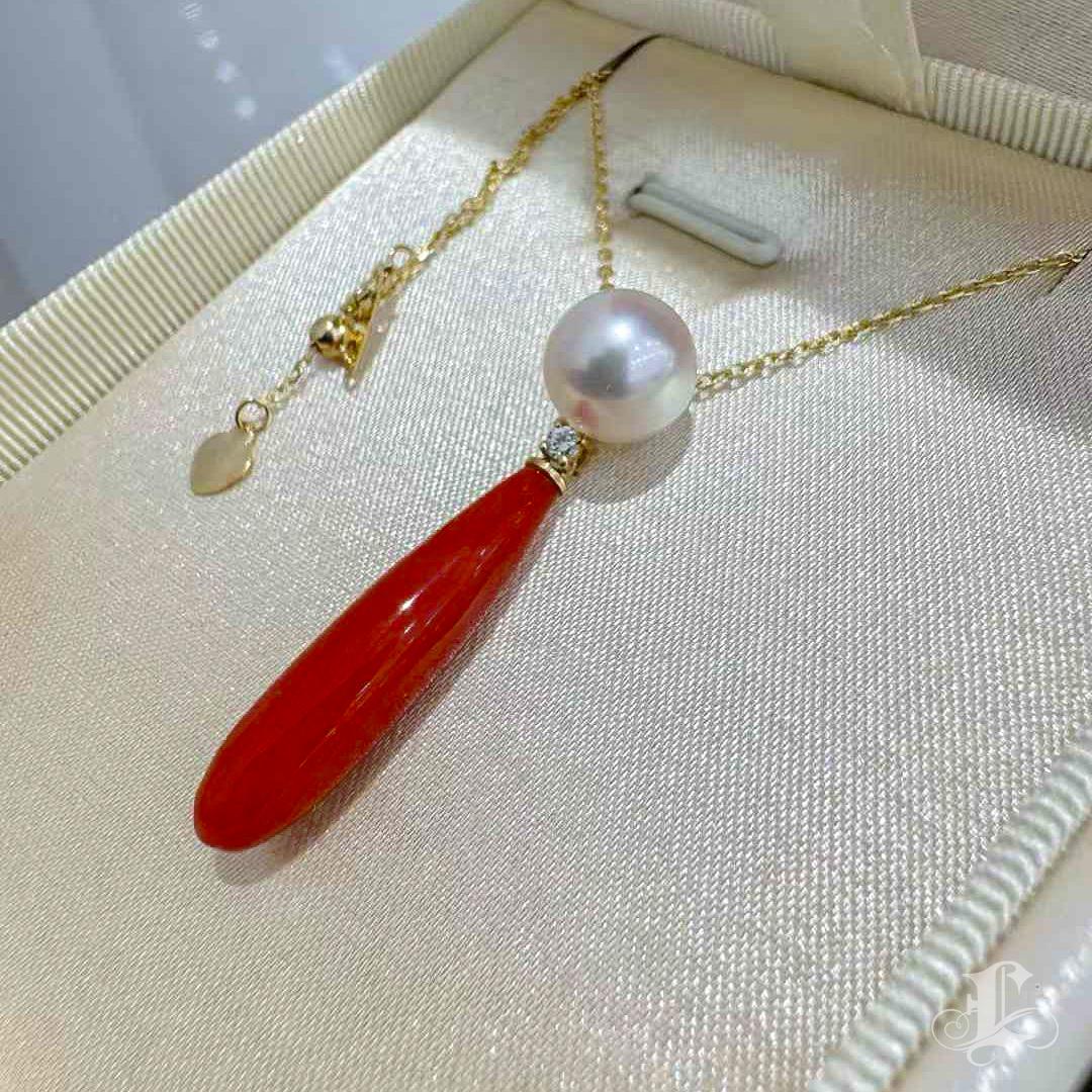 【Sculpted Geometry】Aurora Akoya Pearl & Sardinian Coral Diamond Pendant Necklace Neuf - En vente à New York, NY