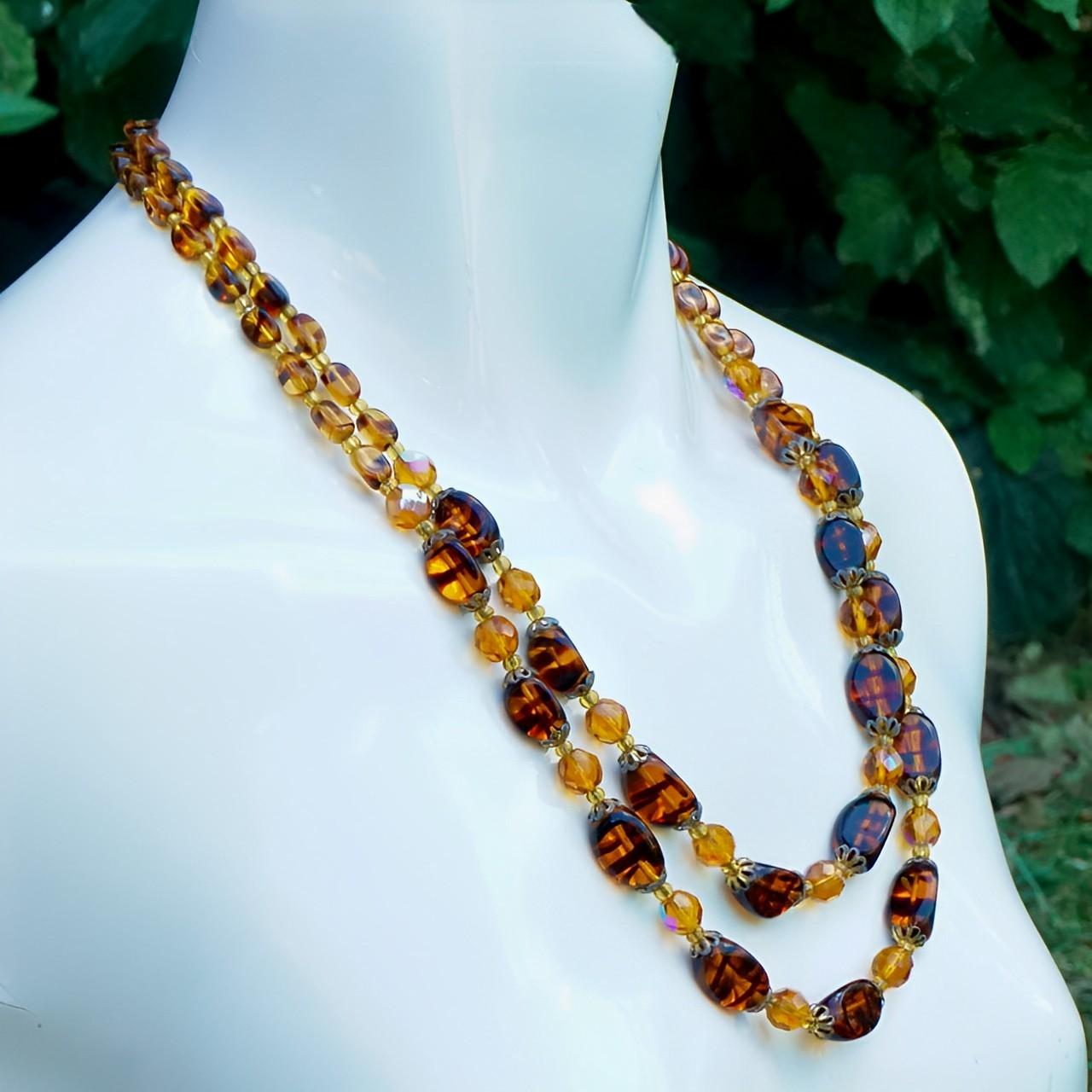 Collana di perle a due fili in vetro a strisce Aurora Borealis Ambra Tartaruga In condizioni buone in vendita a London, GB