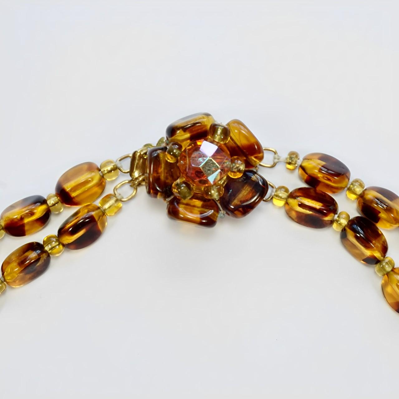 Collana di perle a due fili in vetro a strisce Aurora Borealis Ambra Tartaruga in vendita 2
