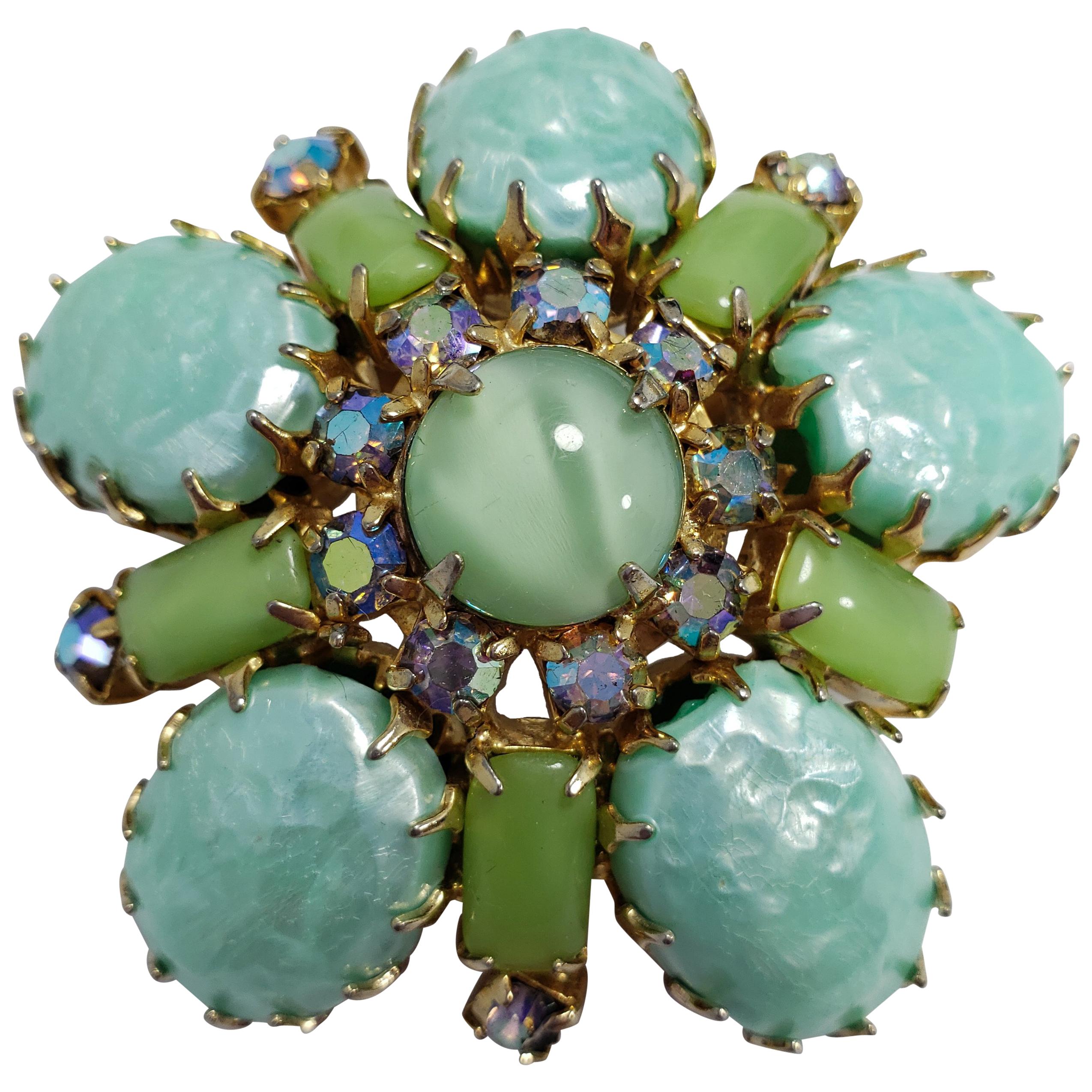 Spilla rotonda con cristallo Aurora Boreale e cabochon verde opaco, metà del 1900