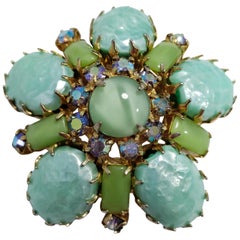 Spilla rotonda con cristallo Aurora Boreale e cabochon verde opaco, metà del 1900