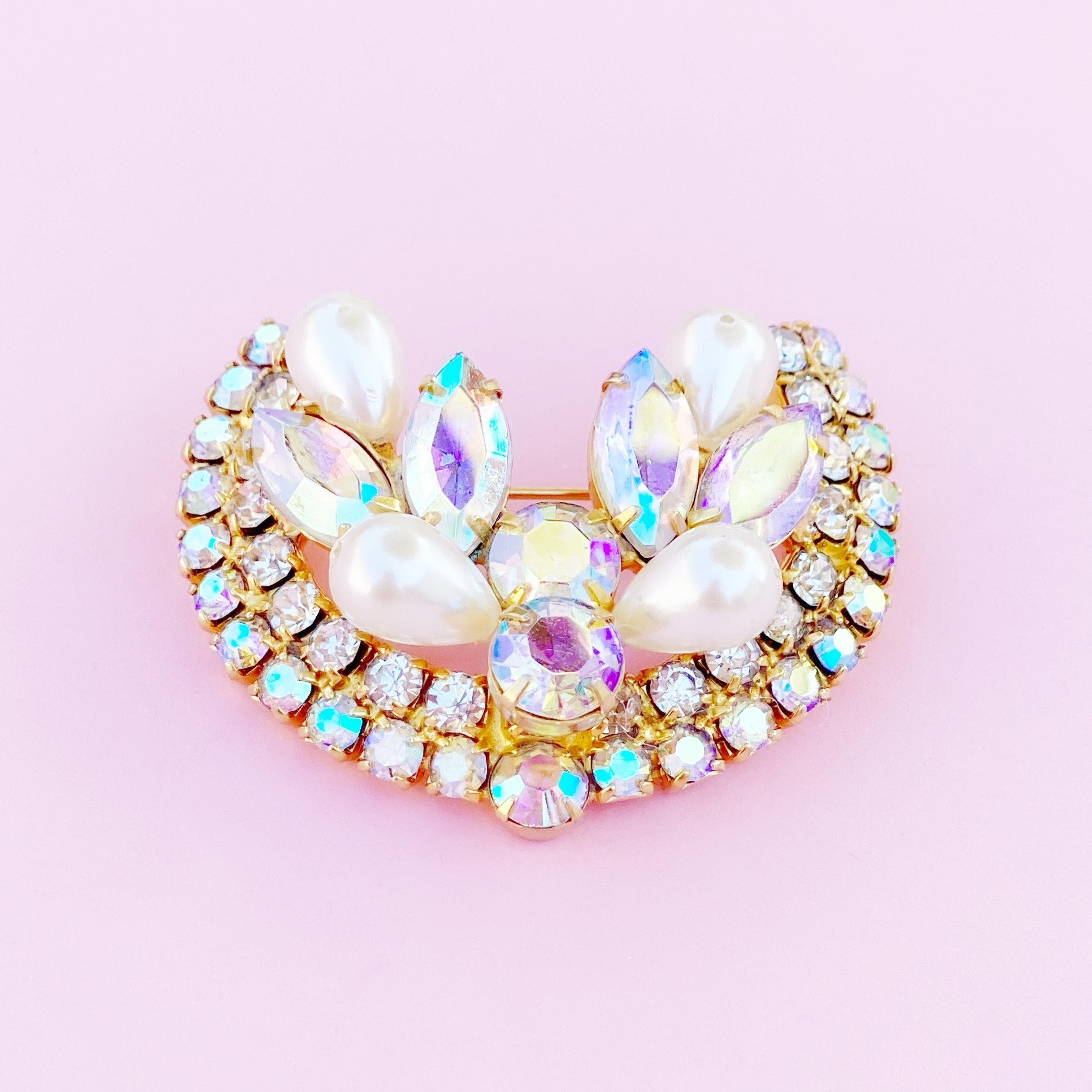 Aurora Borealis Crystal and Pearl Horseshoe Juliana Style Brooch, 1960s In Good Condition In McKinney, TX